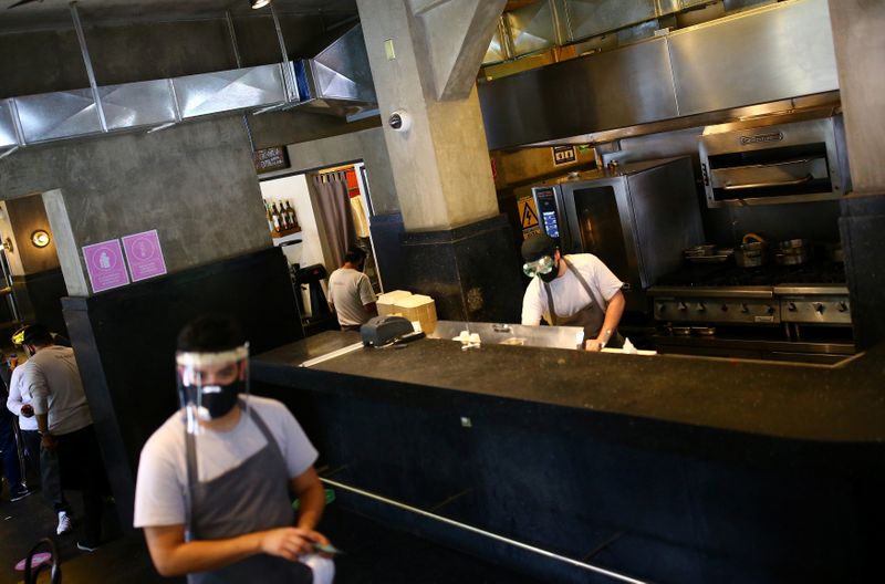 Los restaurantes abrieron con el 30% de su capacidad. (Foto: Reuters)