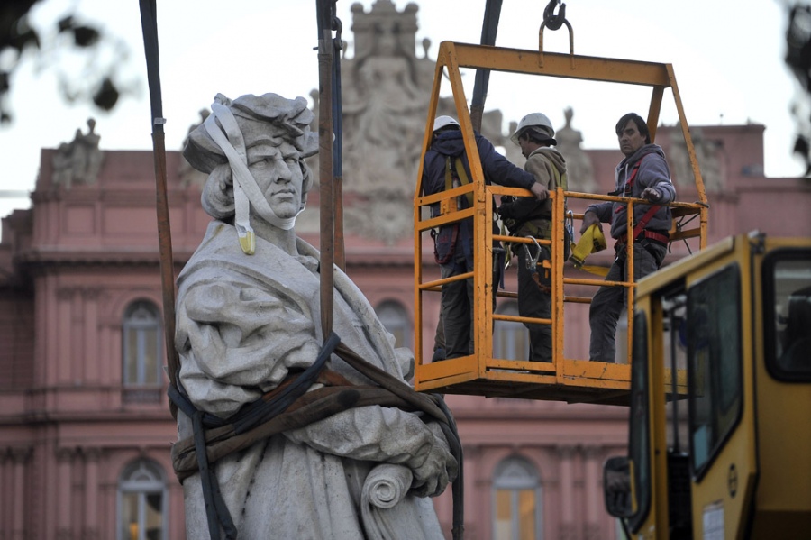 El monumento a Cristóbal Colón fue removido de su emplazamiento histórico en el predio de la Casa Rosada