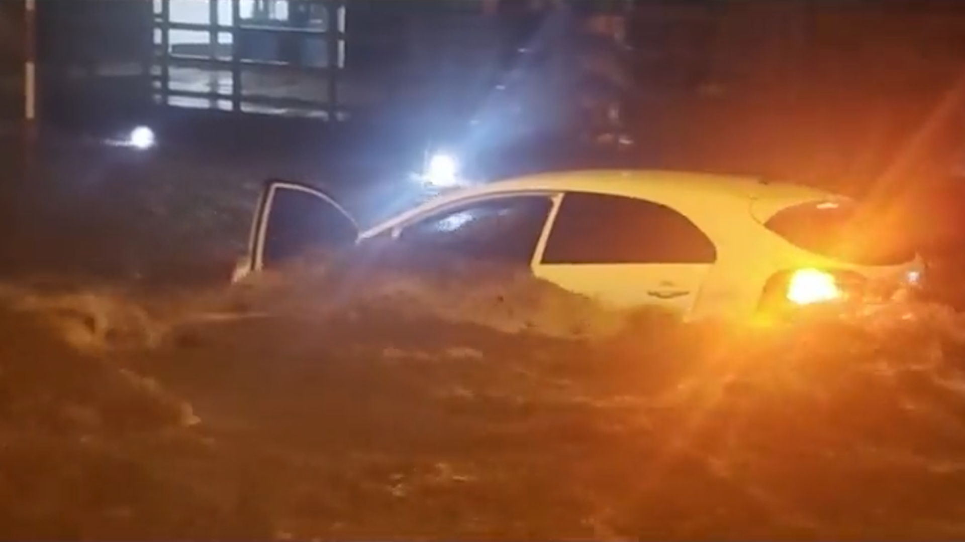 Muchos vehículos se vieron afectados por la inundación