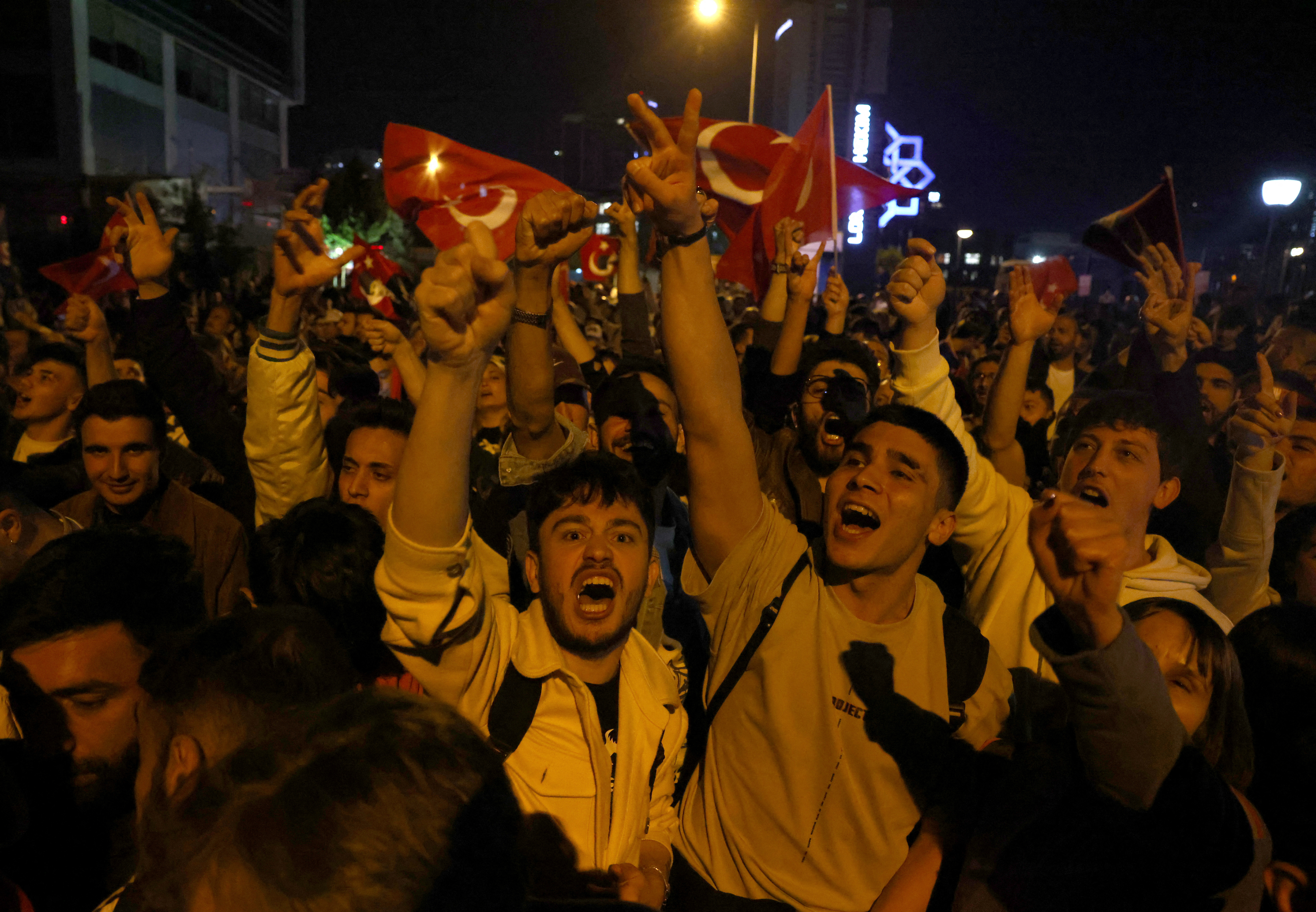 Seguidores de Kemal Kilicdaroglu salieron a las calles tras el pase a segunda vuelta (REUTERS/Cagla Gurdogan)