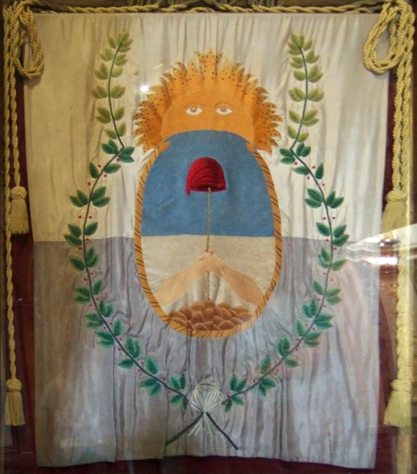 Bandera del Ejército de los Andes. Fue confeccionada por damas mendocinas a pedido de San Martín. La que se se observa es una réplica. La original está  en Mendoza