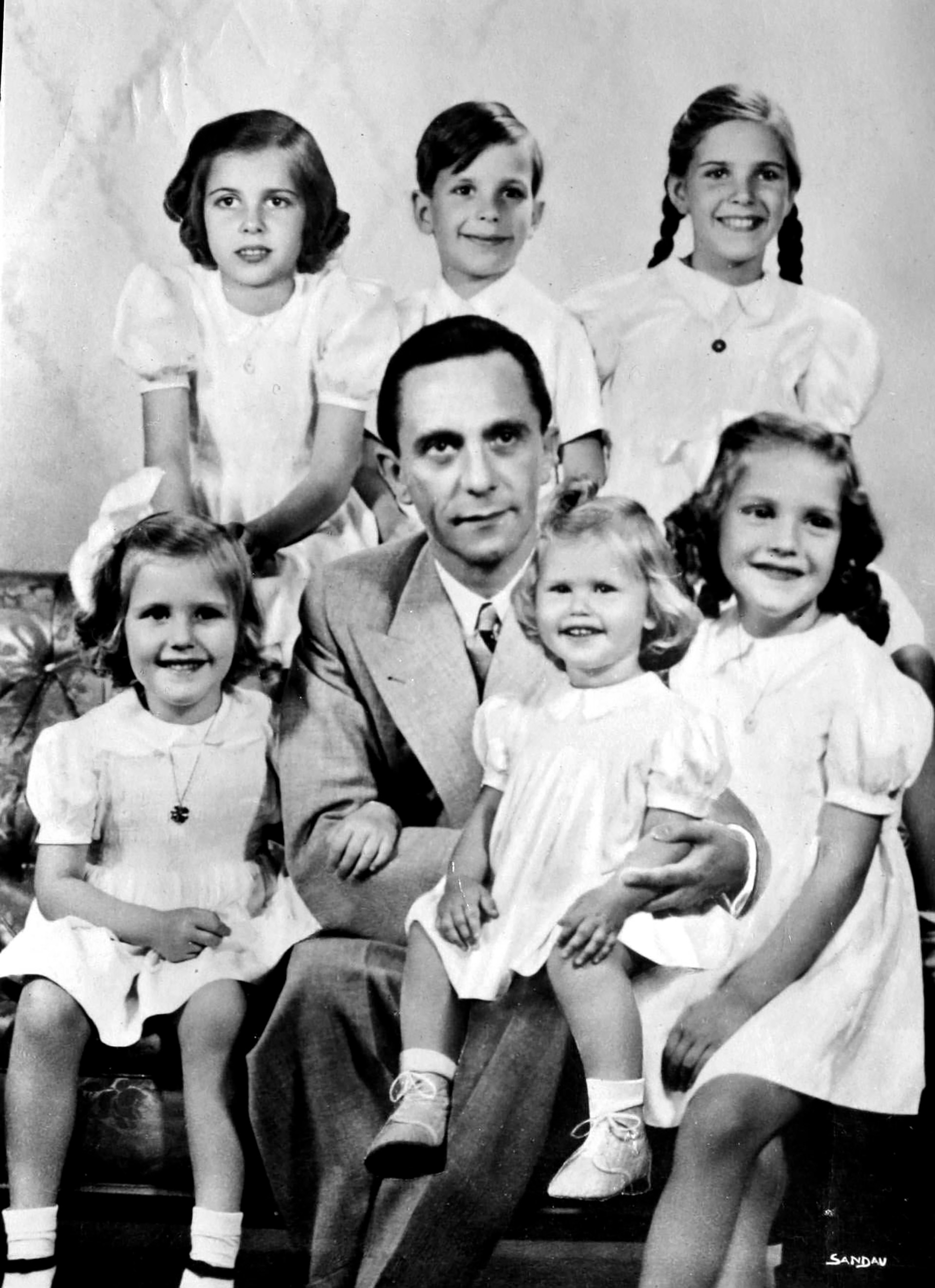 Joseph Goebbels posa para una foto junto a sus seis hijos
