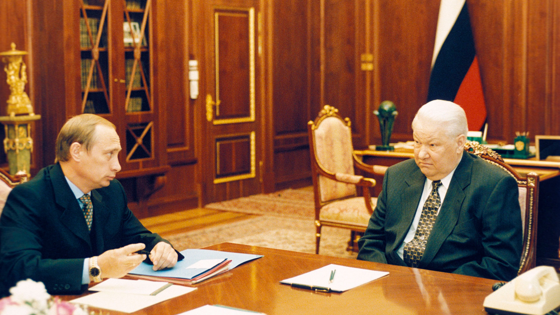 Un joven Vladimir Putin y el entonces presidente ruso, Boris Yeltsin. Putin se convirtió en primer ministro de Yeltsin de manera sorpresiva. (Shutterstock)