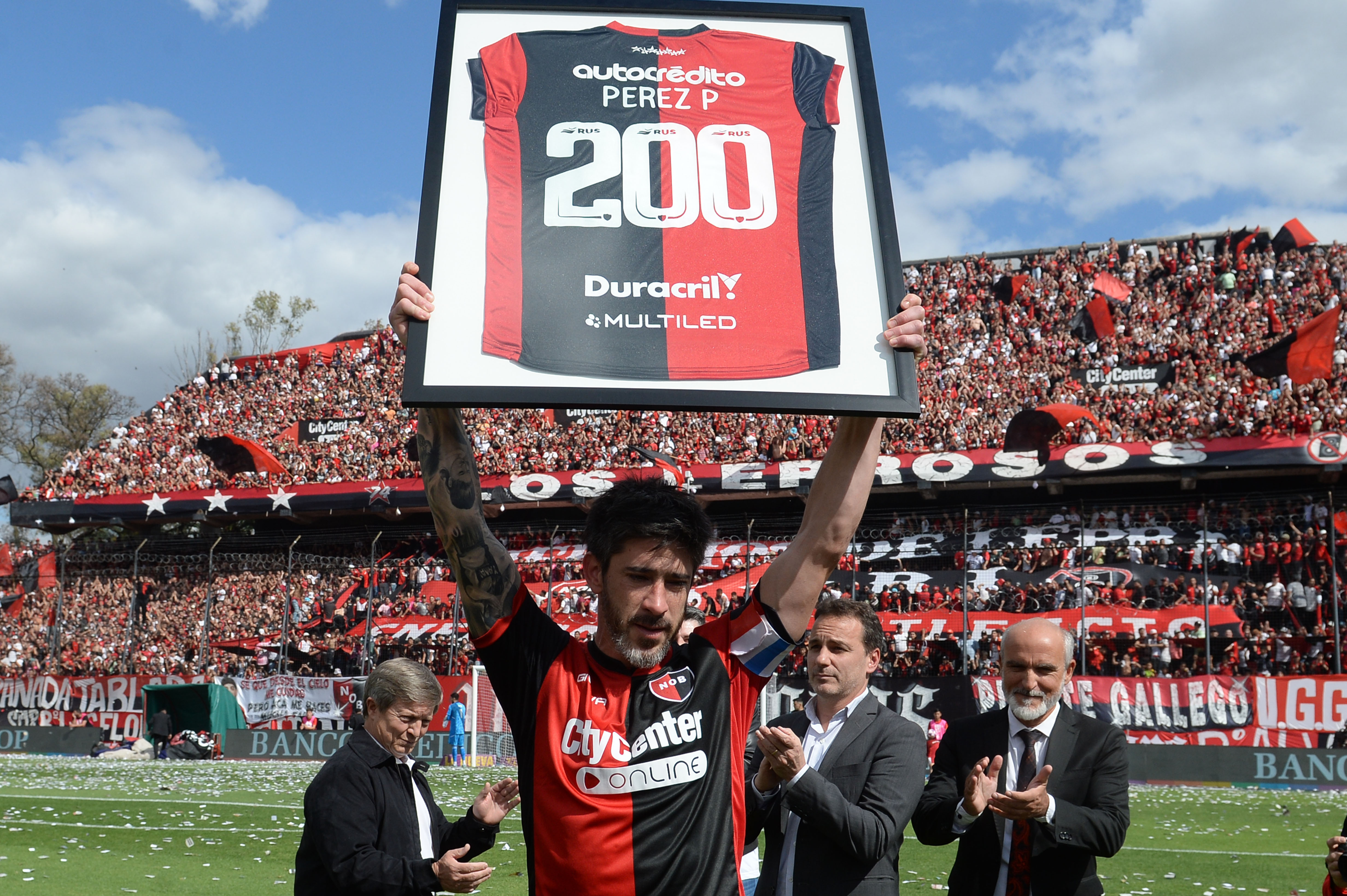 Pablo Pérez llegó a los 200 partidos con la camiseta de Newell's. El mediocampista recibió su homenaje en la cancha (Télam)