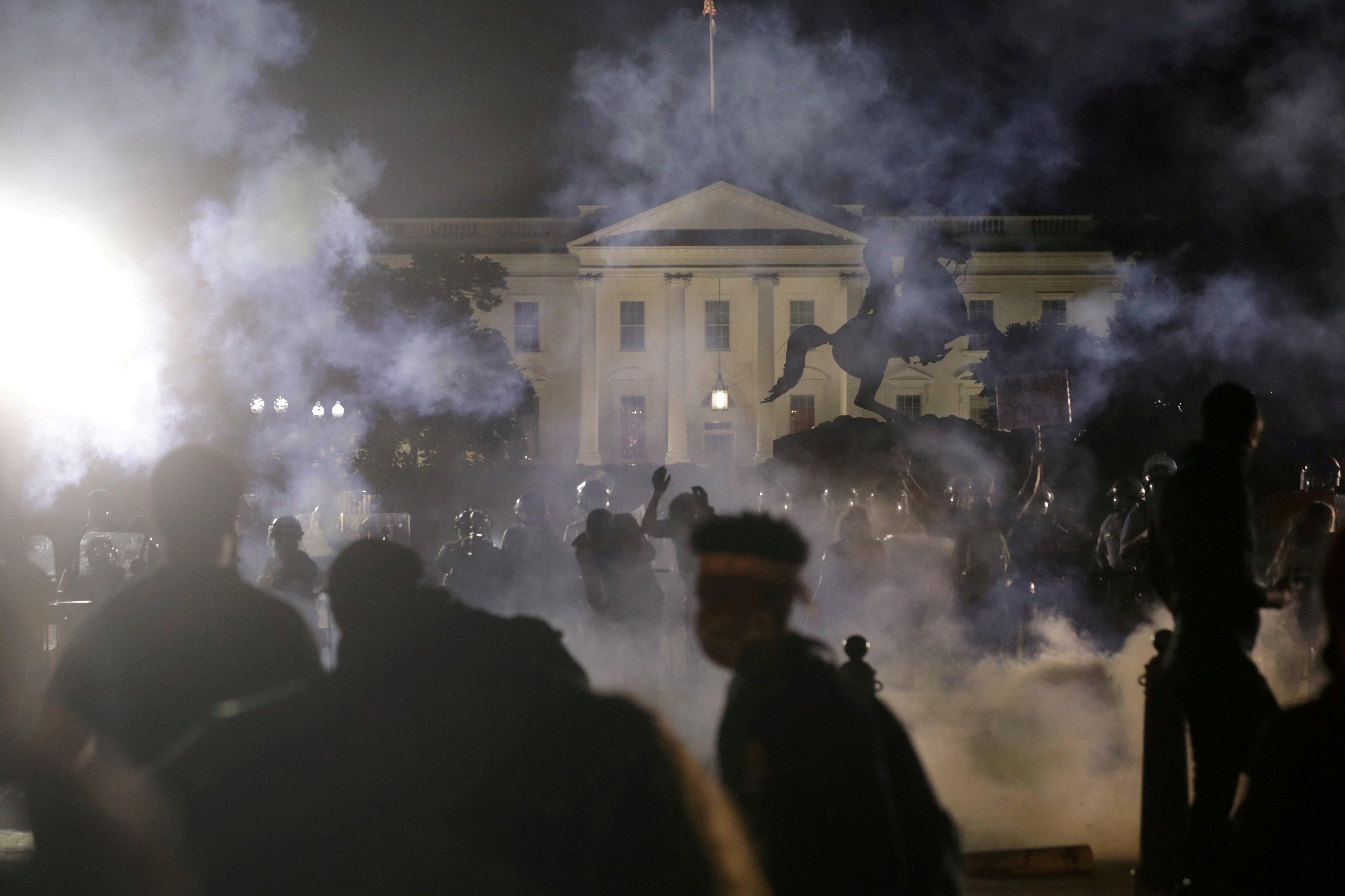 Manifestantes protestan en la Casa Blanca contra la muerte de George Floyd, el 31 de mayo de 2020 (REUTERS/Jonathan Ernst)