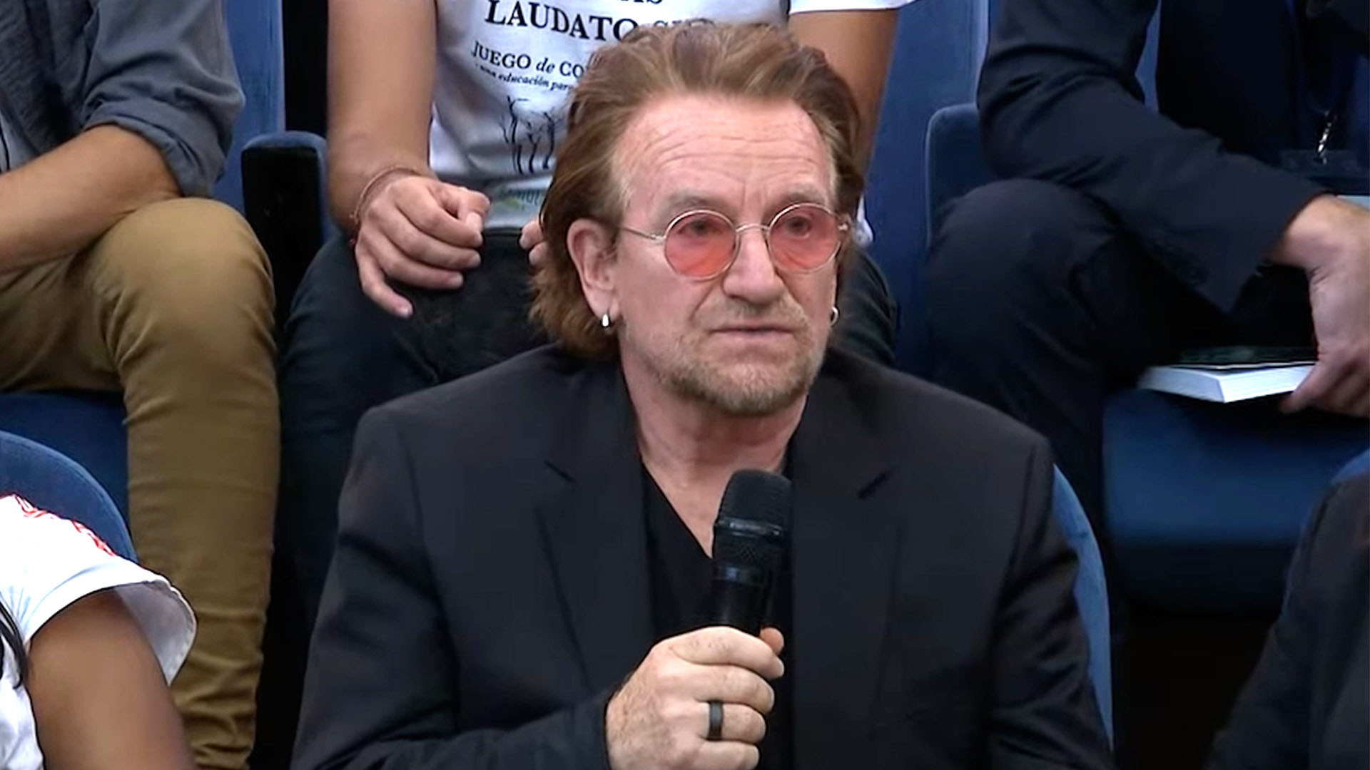 Bono, líder de la banda irlandesa U2, es un patrocinador de Scholas Occurentes en todo el mundo.