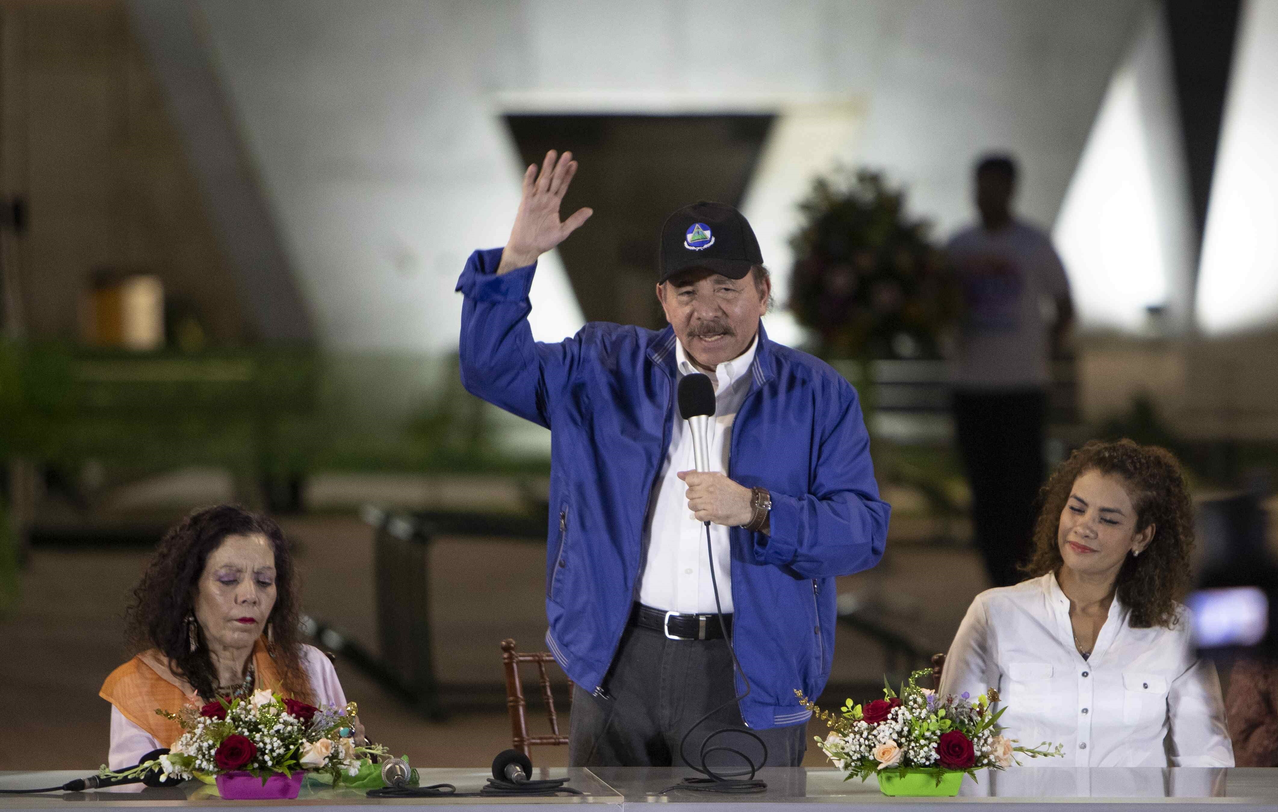 El dictador de Nicaragua, Daniel Ortega, junto a su esposa, Rosario Murillo (EFE)
