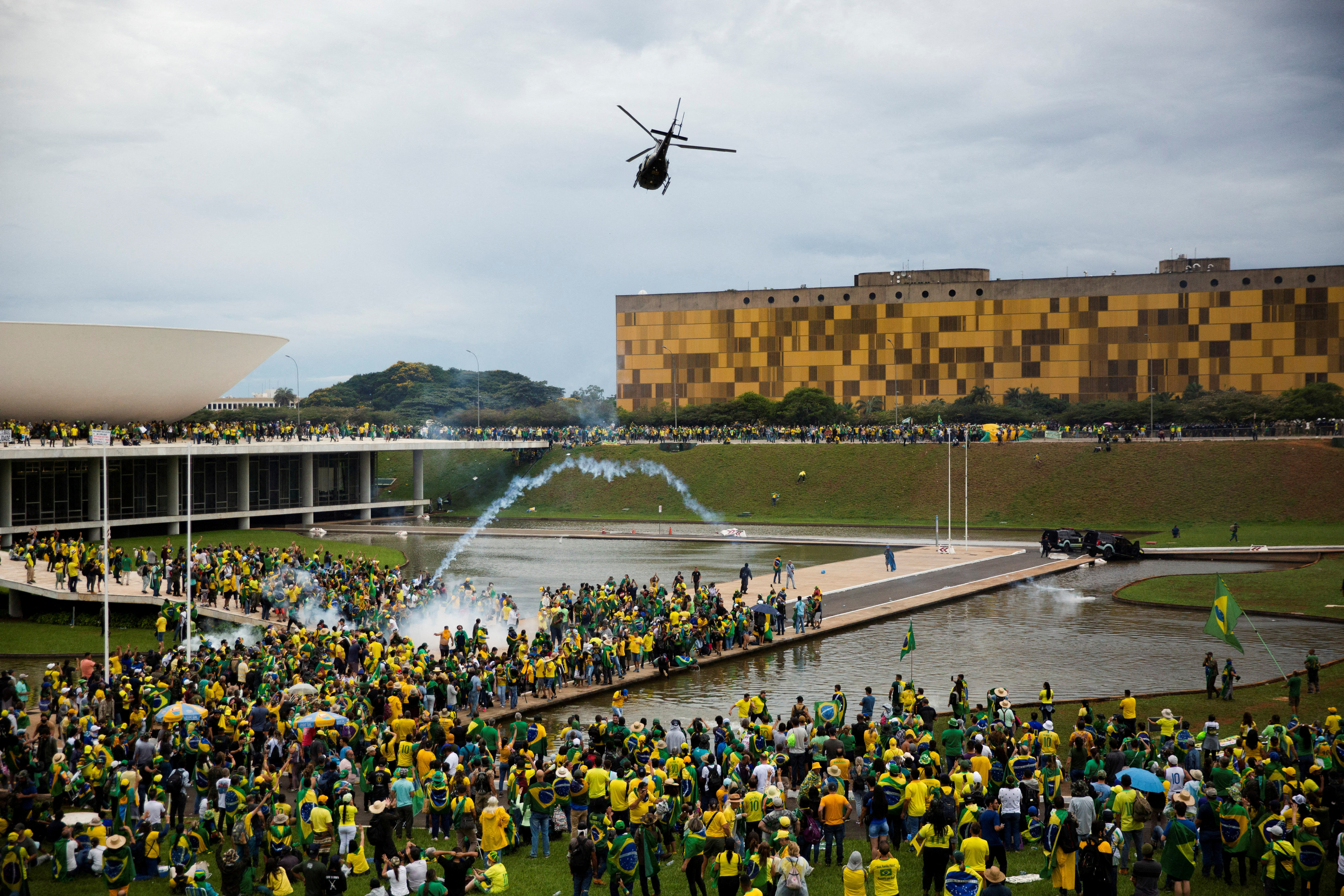Followers of former President Jair Bolsonaro took over the square of the three powers in Brasilia.  Photo: REUTERS/Antonio Cascio.
