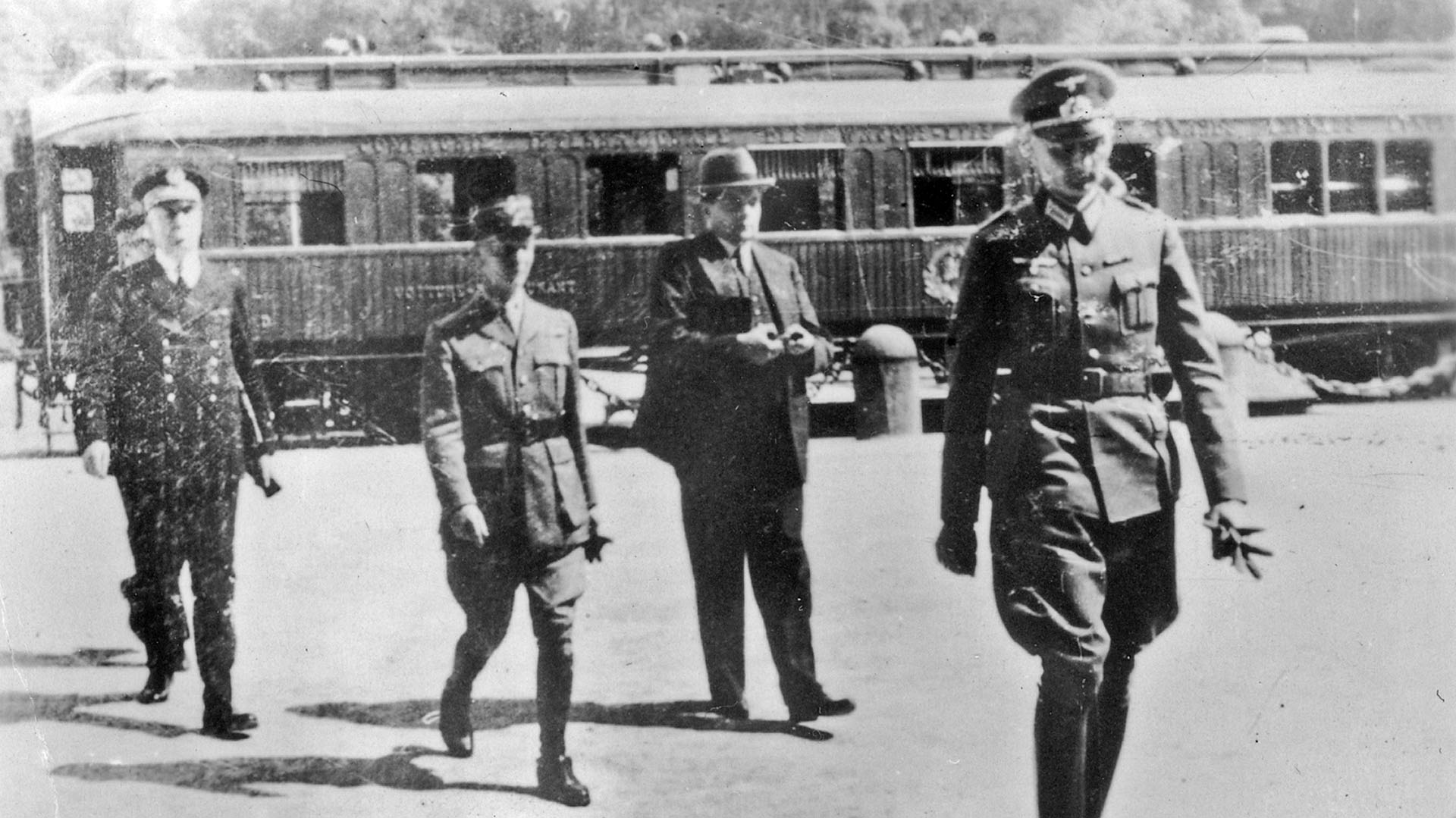 Una foto histórica muestra el general francés Charles Huntziger delante del vagón en la campiña de Compiegne, donde se firmó el armisticio durante la Segunda Guerra Mundial, el 22 de junio de 1940 (The Grosby Group)