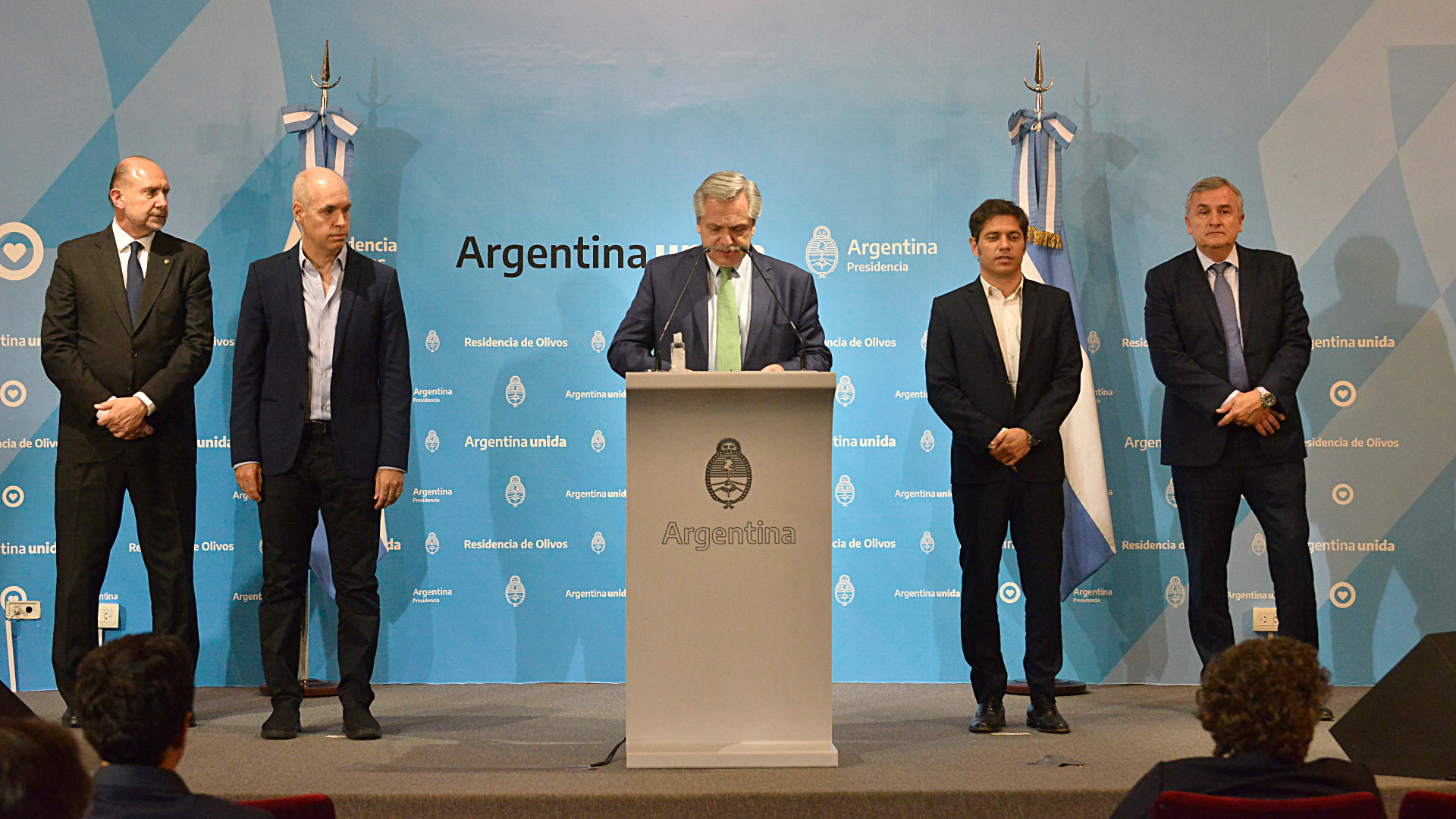 Gobernadores de diferentes espacios políticos estuvieron junto a Alberto Fernández en el momento del discurso 