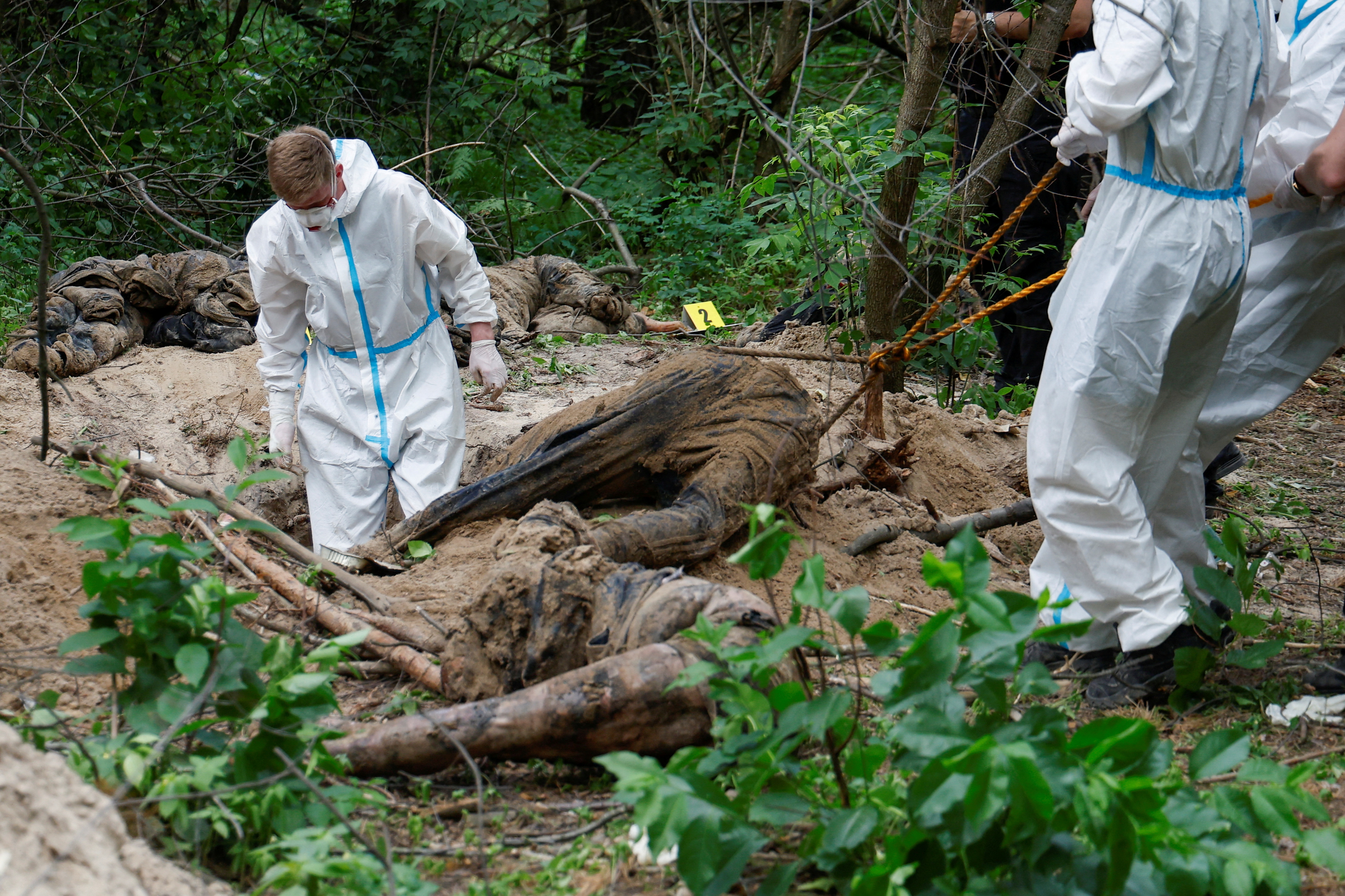 Exhumación de cuerpos de civiles en Bucha, en una fosa común tras el retiro de las tropas rusas (Reuters)