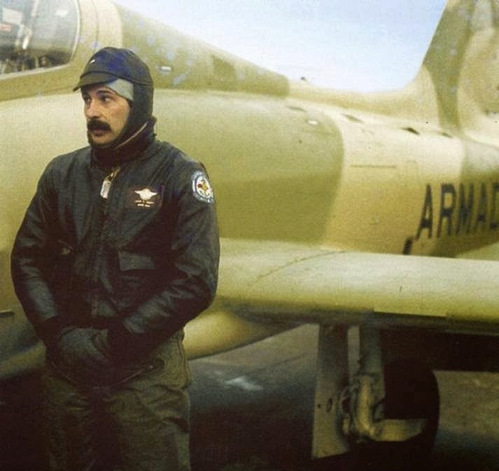 El piloto Owen Crippa voló entre los buques enemigos para poder informar a Puerto Argentino sobre las tropas y materiales bélicos del desembarco británico