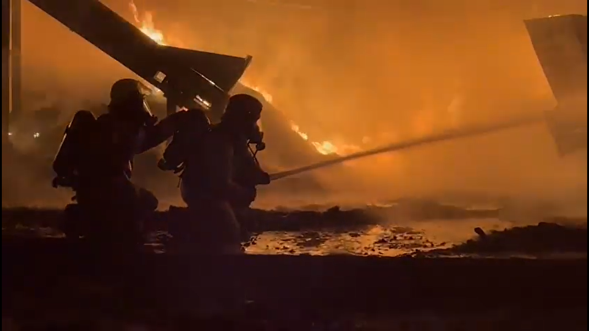 Durante la noche del lunes 21 de noviembre se desató un devastador incendio en una fábrica de Yumbo (Valle del Cauca).  (captura de pantalla)
