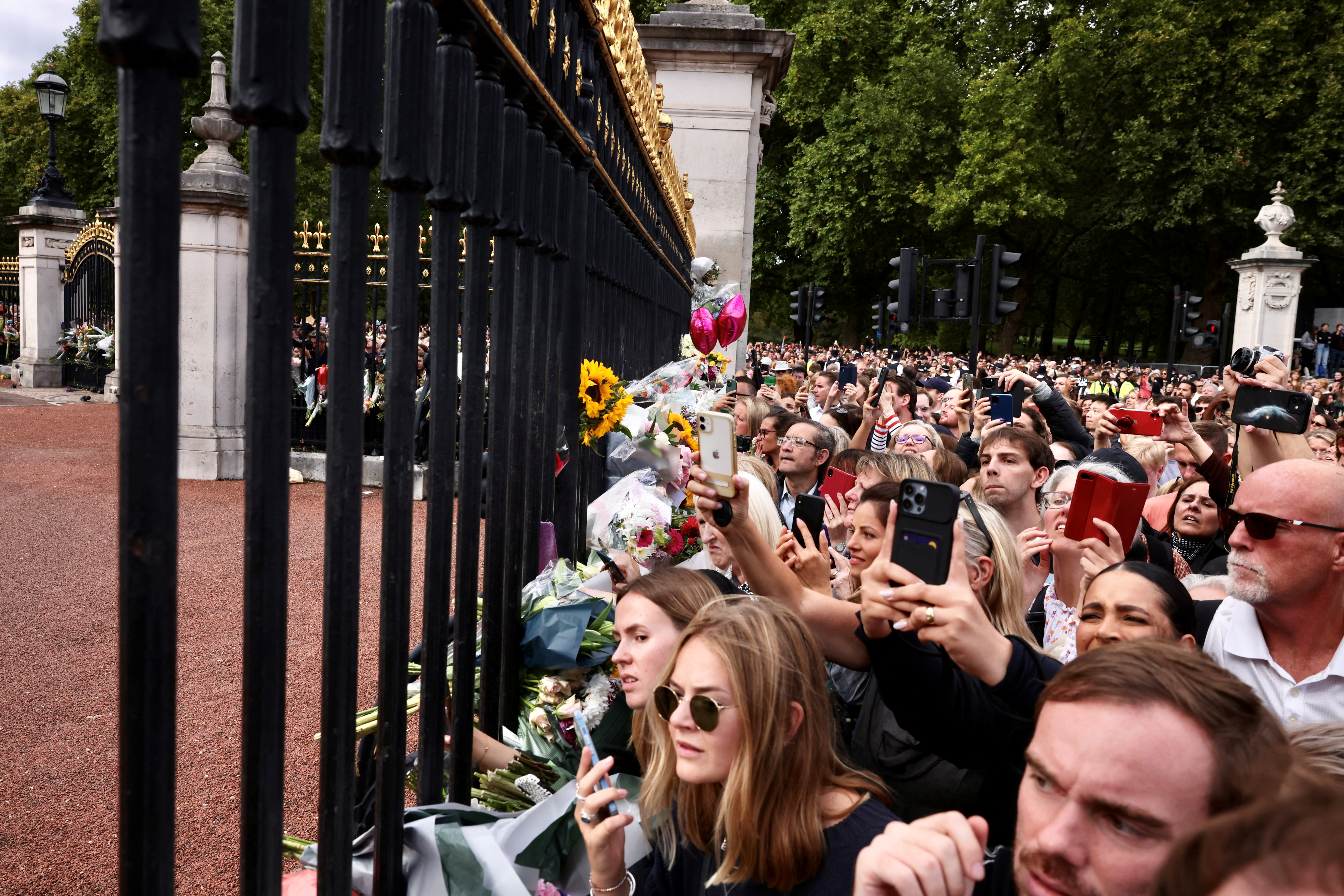 Miles de personas en los alrededores del Palacio de Buckingham (REUTERS/Kevin Coombs)