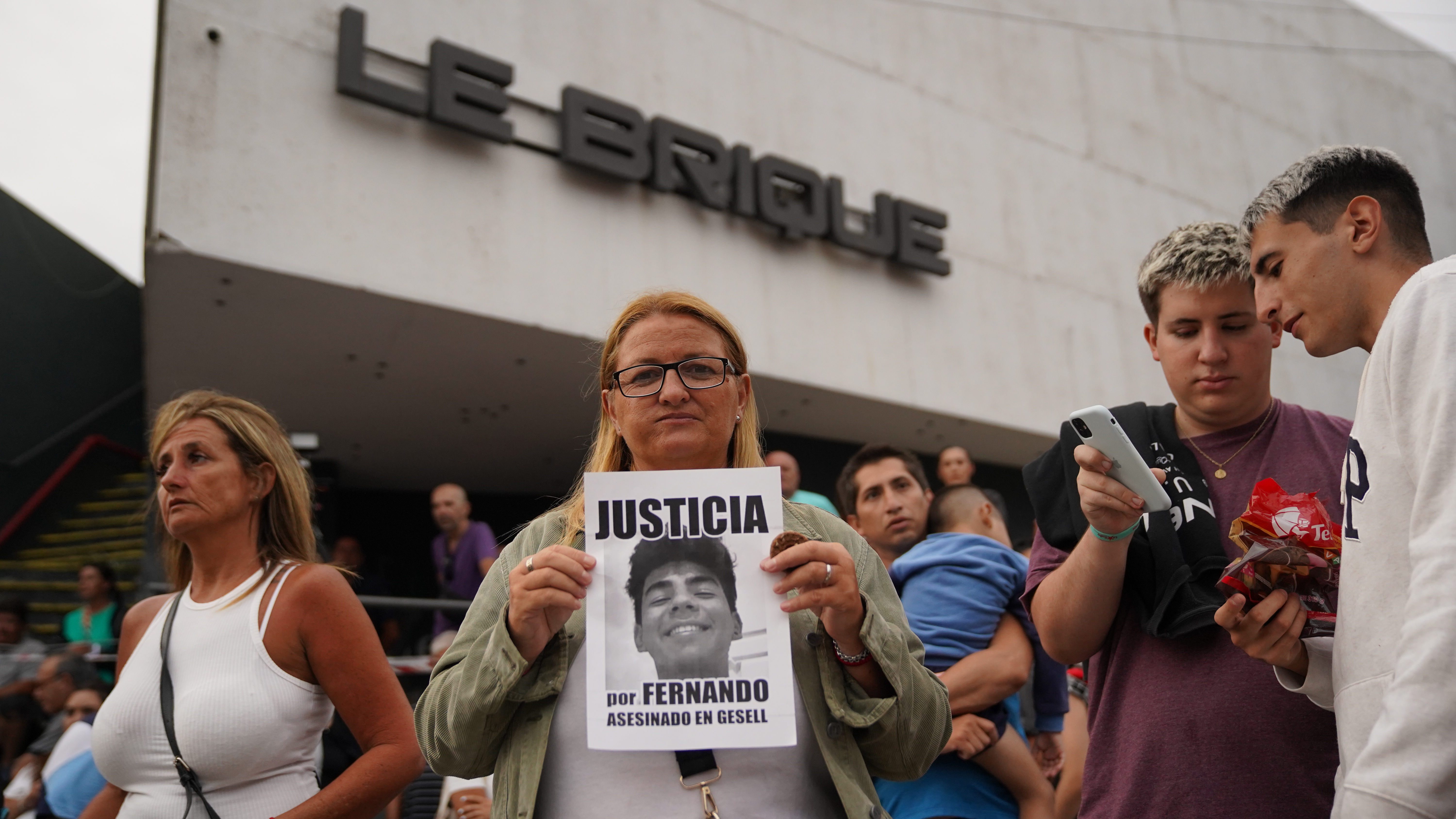 Las hojas impresas con el rostro del joven y el reclamo de justicia en manos de una de las manifestantes (Matías Arbotto)