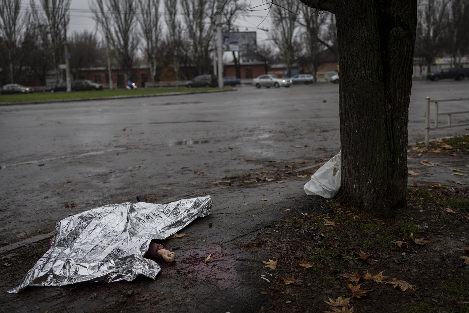 El cuerpo de una mujer asesinada durante un ataque ruso se ve bajo una manta térmica antes de ser trasladada a una morgue en Jersón, en el sur de Ucrania, el viernes 25 de noviembre de 2022. 