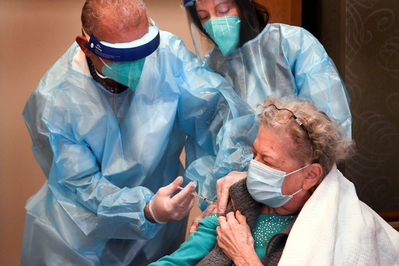 Bob Atighechi administra la vacuna contra la enfermedad del coronavirus (COVID-19) a Margaret Dubois, de 87 años, residente en el centro de enfermería The Reservoir, en West Hartford, EEUU, 18 diciembre 2020. - Stephen Dunn/Pool via REUTERS