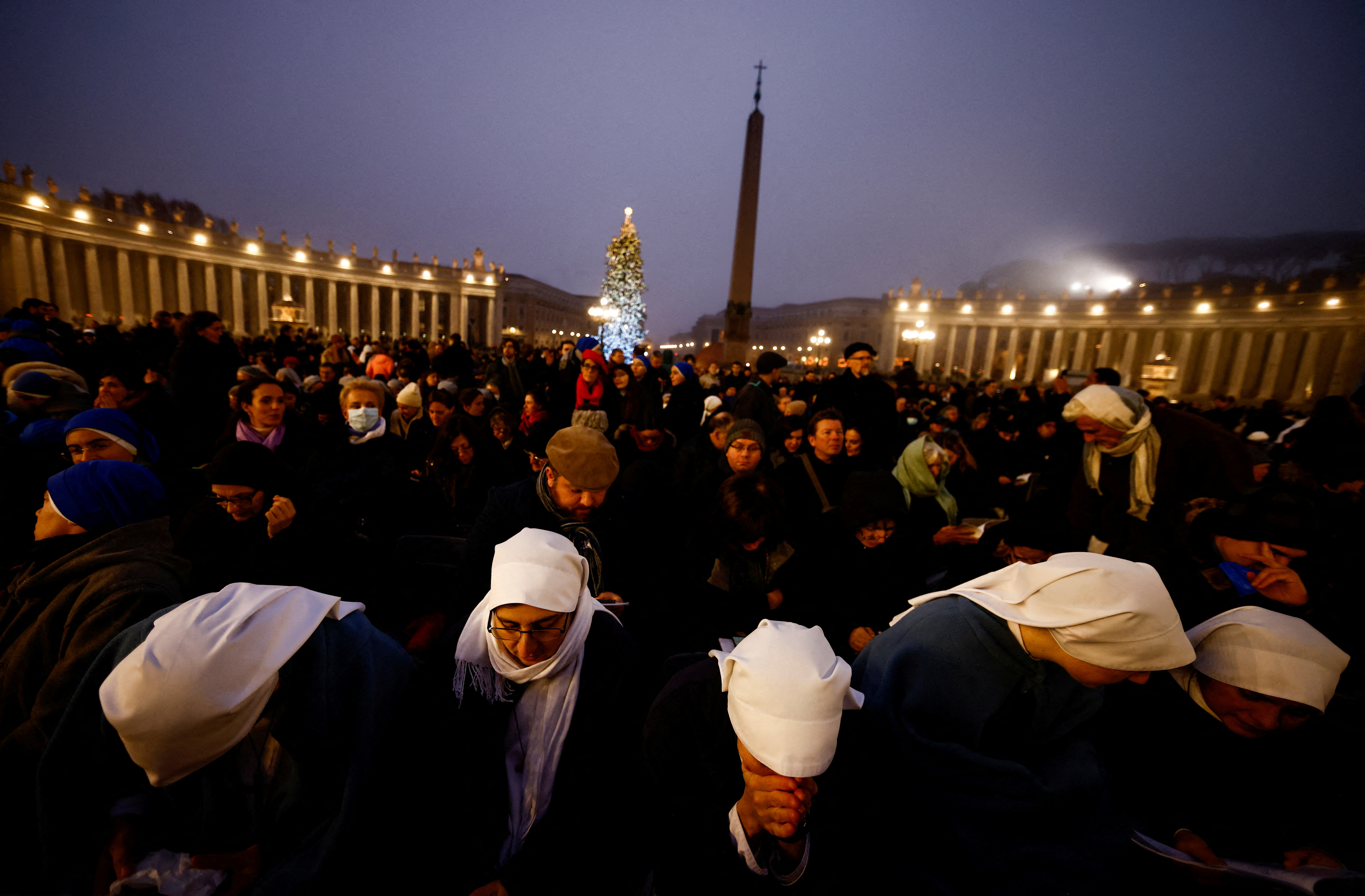 Un grupo de monjas reza antes del comienzo de la ceremonia. 