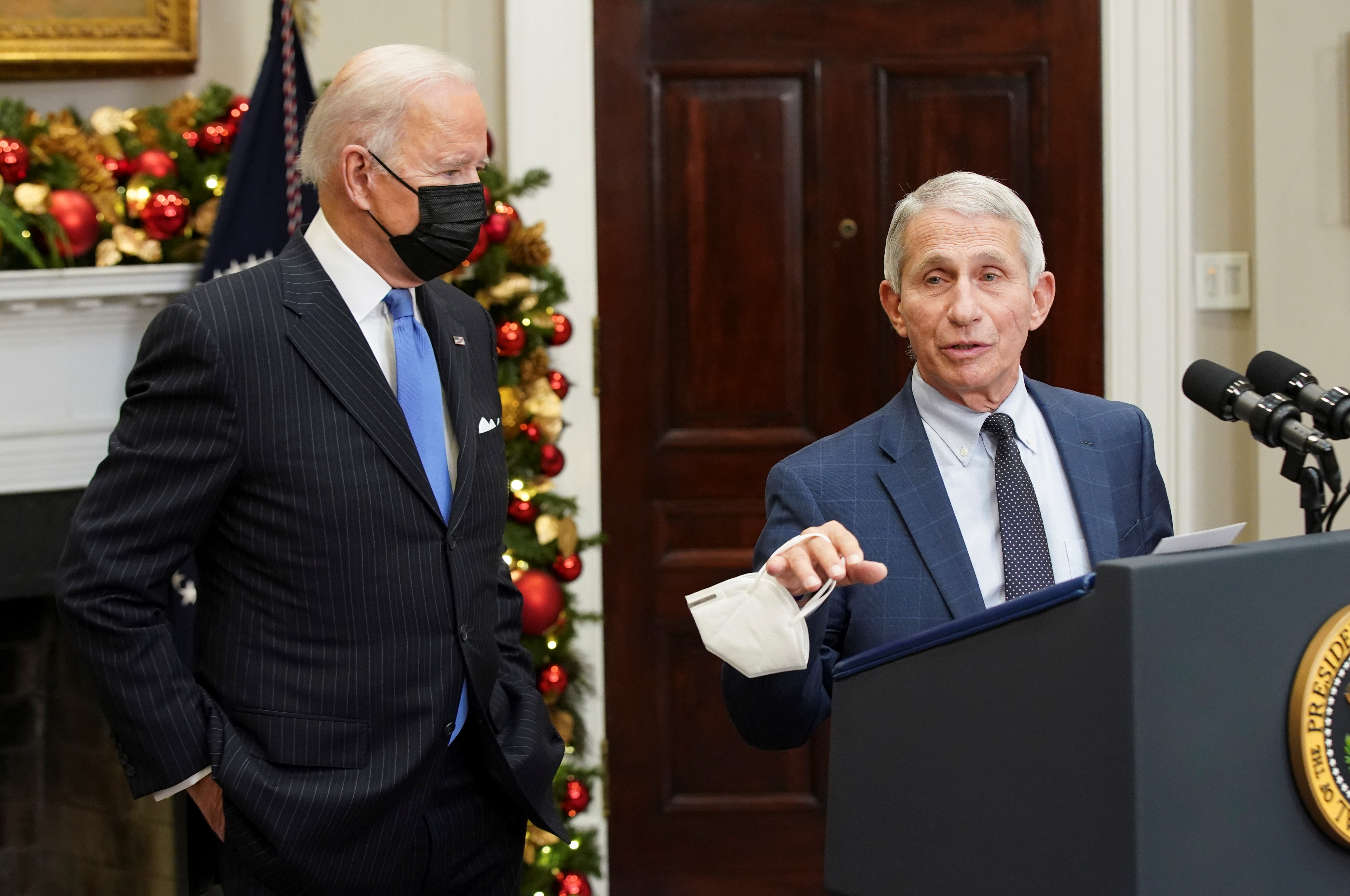 Anthony Fauci y el presidente de EE. UU, Joe Biden, brindan una actualización sobre la variante Ómicron en la Casa Blanca en Washington, en noviembre de 2021 REUTERS/Kevin Lamarque