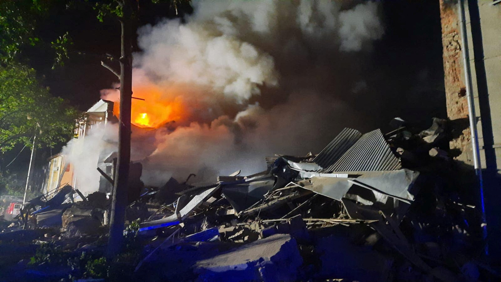 Un edificio residencial en llamas tras ser golpeado por un ataque militar ruso en Kharkiv, Ucrania, el 17 de agosto de 2022 (REUTERS)
