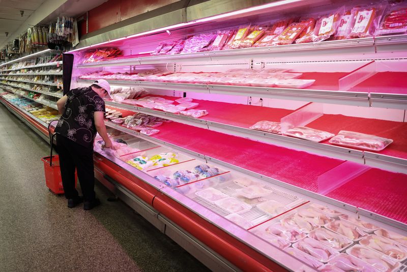Una persona compra carne en un supermercado en Manhattan, Nueva York, Estados Unidos