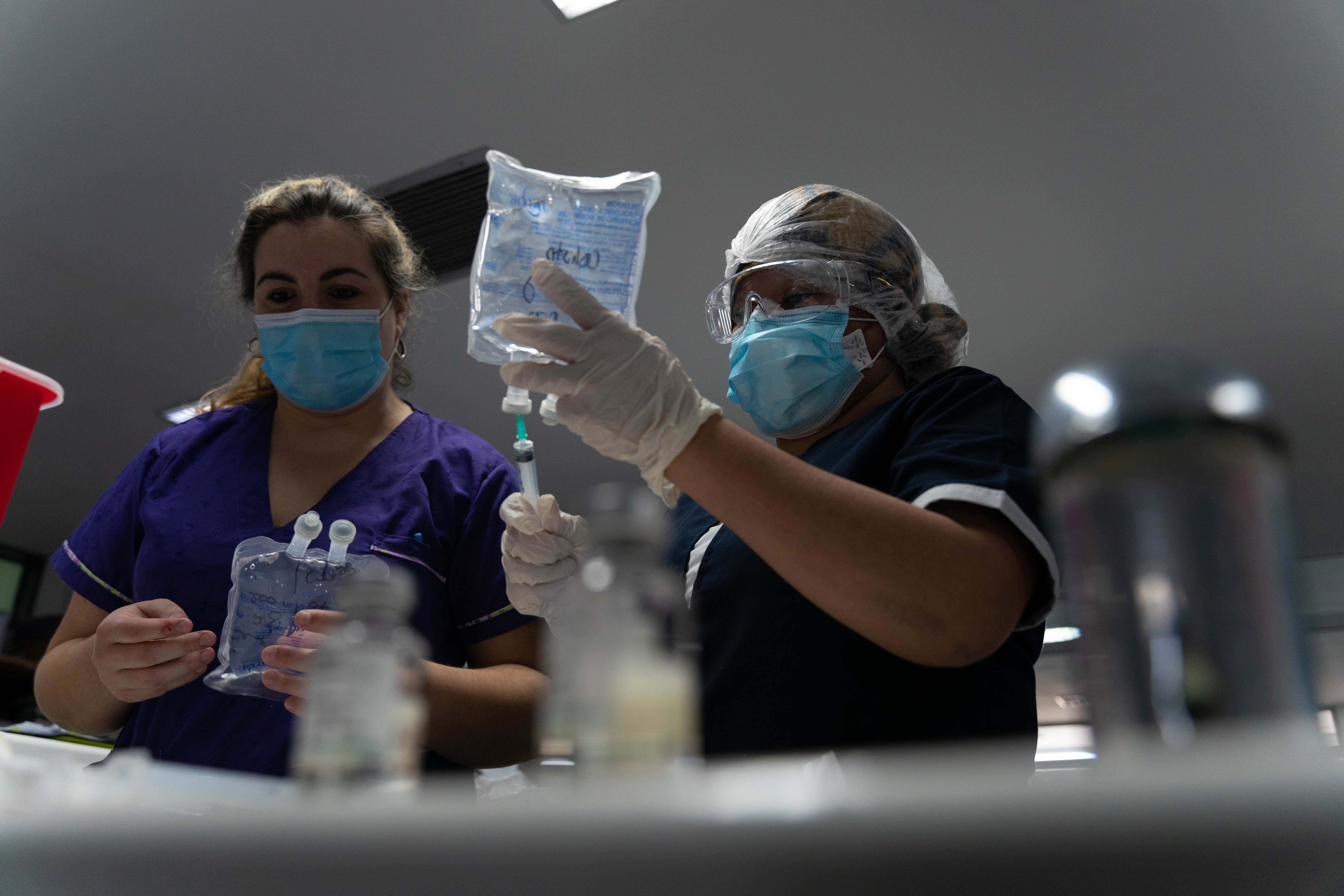 Las enfermeras son las encargadas de preparar las dosis de analgésicos y sedación que les indican los médicos.