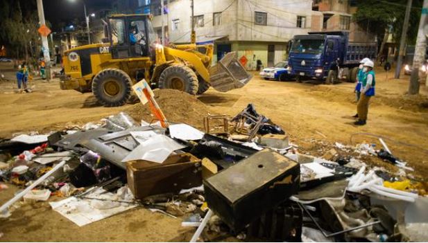 Collection of solid materials to recover main avenues in the center of Lima.