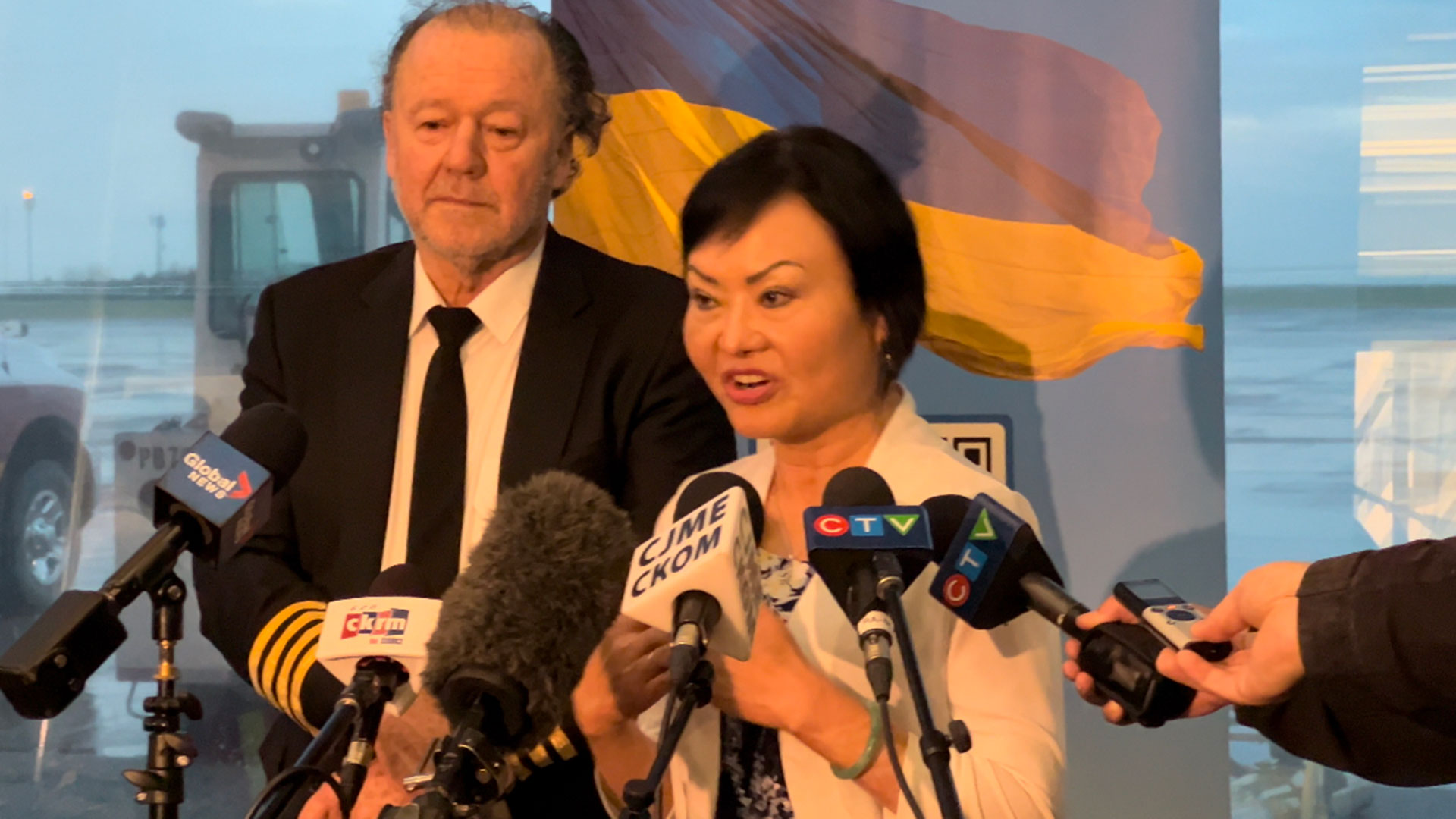 Kim Phuc y Enrique Piñeyro durante la conferencia de prensa organizada por las autoridades canadienses en el aeropuerto de Regina