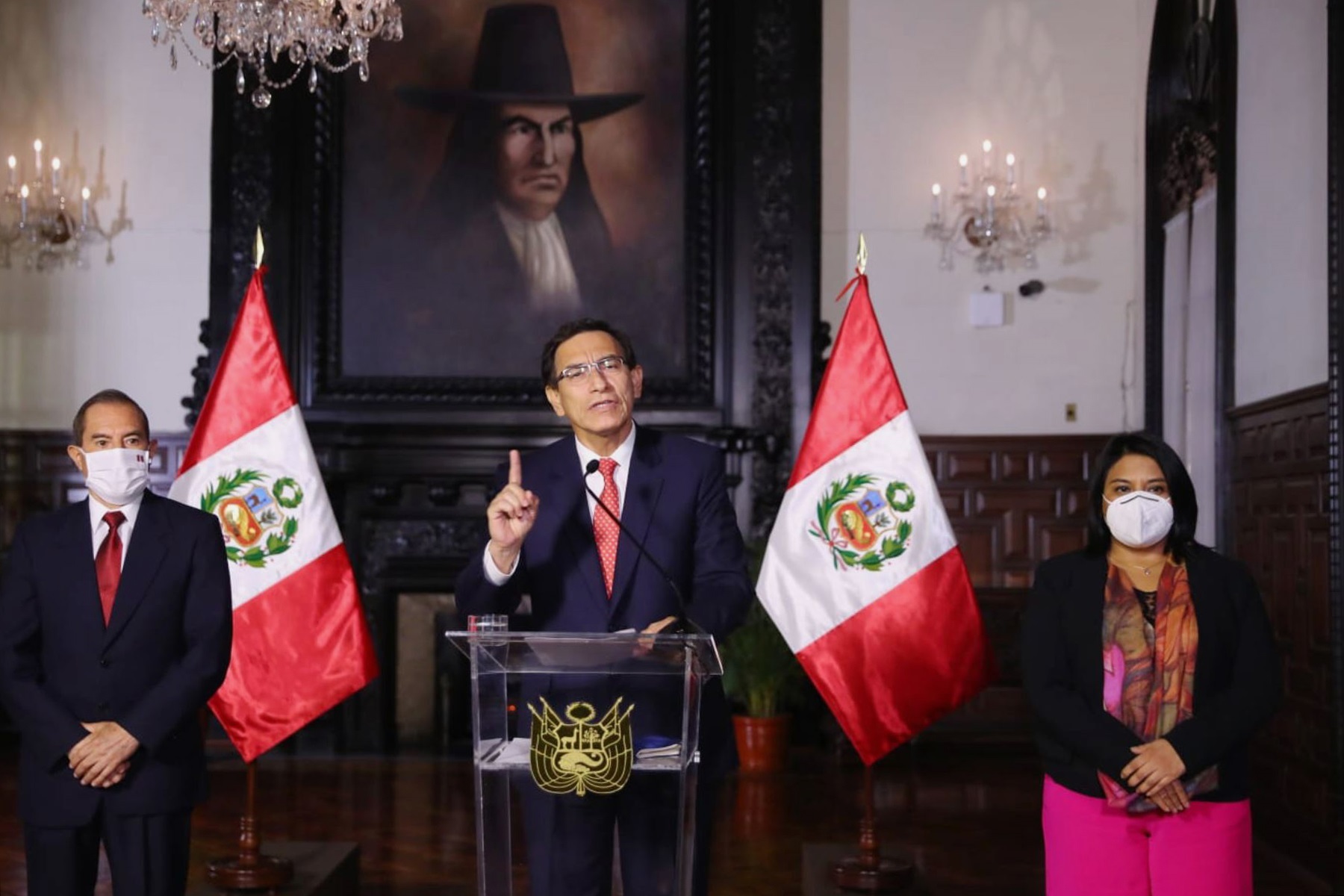 Fotograf&#237;a cedida por la Presidencia peruana que muestra al presidente de Perú, Martín Vizcarra (c), mientras ofrece un mensaje a la Nación en el Palacio de Gobierno, en Lima (Perú). EFE/ Andina Presidencia Del Per&#250;
