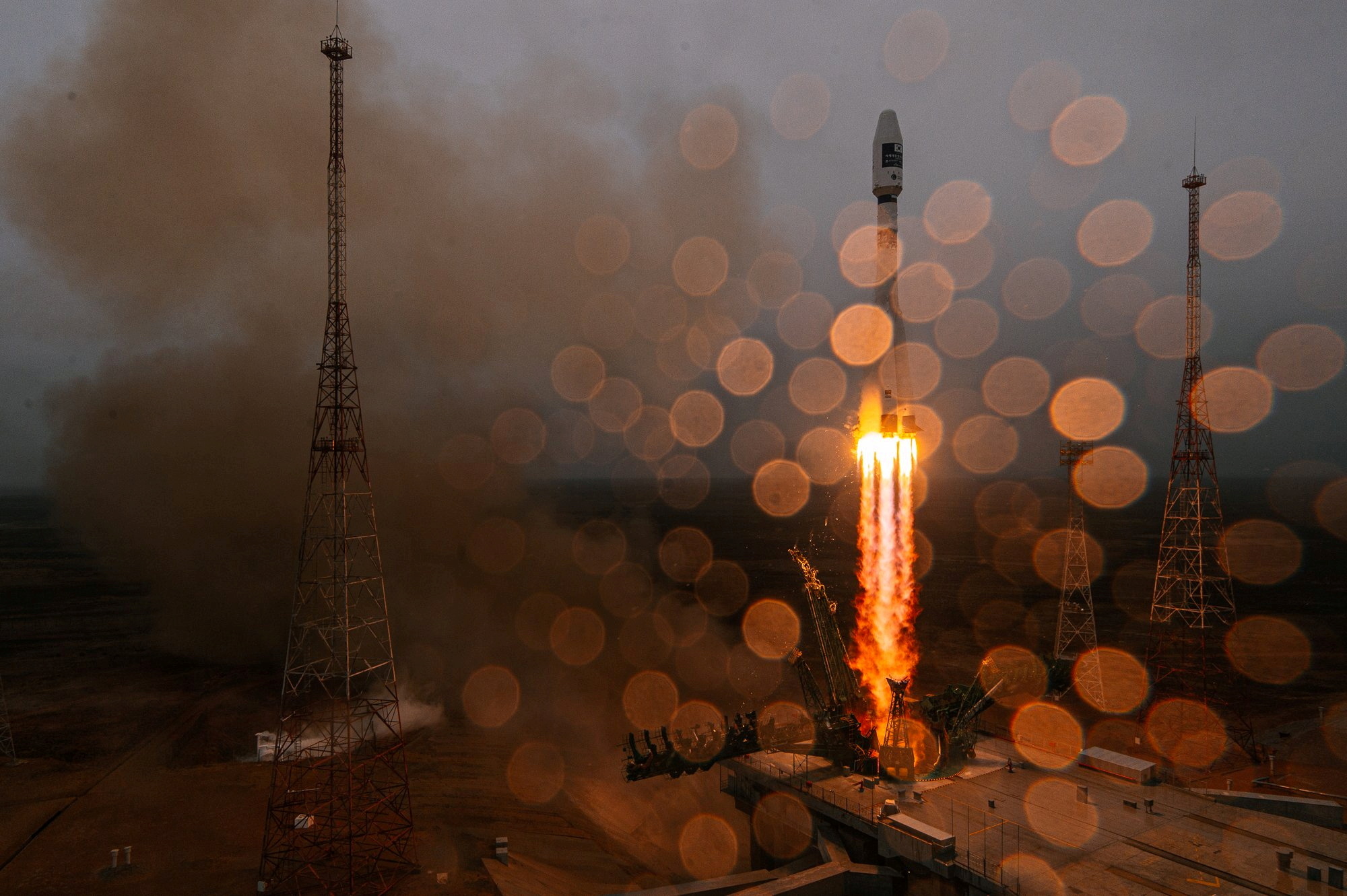 Un cohete ruso Soyuz-2.1a con una etapa superior Fregat y 38 satélites de 18 países despega de una plataforma de lanzamiento durante una lluvia en el cosmódromo de Baikonur, Kazajstán, el 22 de marzo de 2021. Agencia espacial rusa Roscosmos / Folleto vía REUTERS. SUMINISTRADO POR UN TERCERO. CRÉDITO OBLIGATORIO. IMÁGENES TPX DEL DÍA
