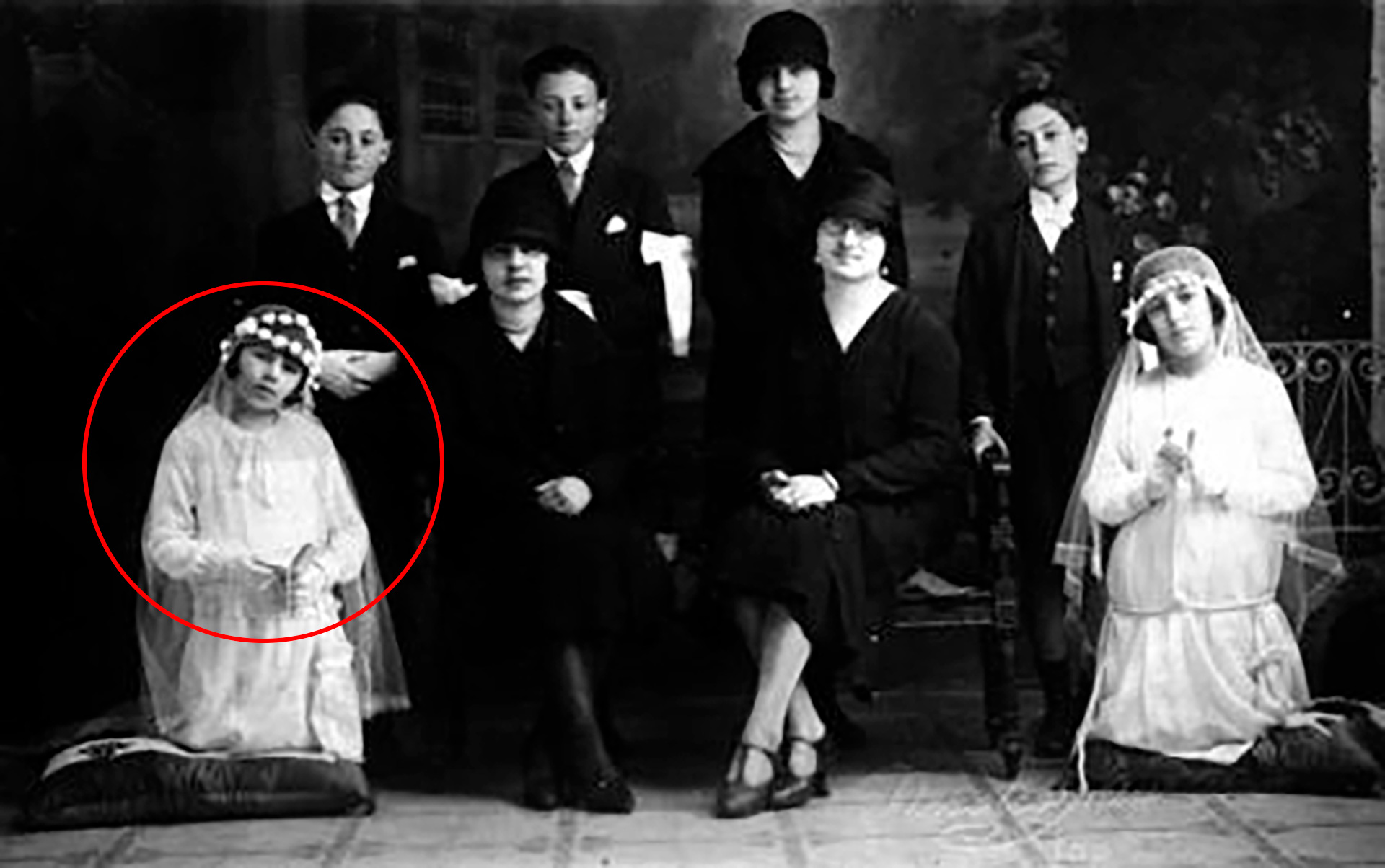 Eva Duarte (izq) en su comunión, en 1926.