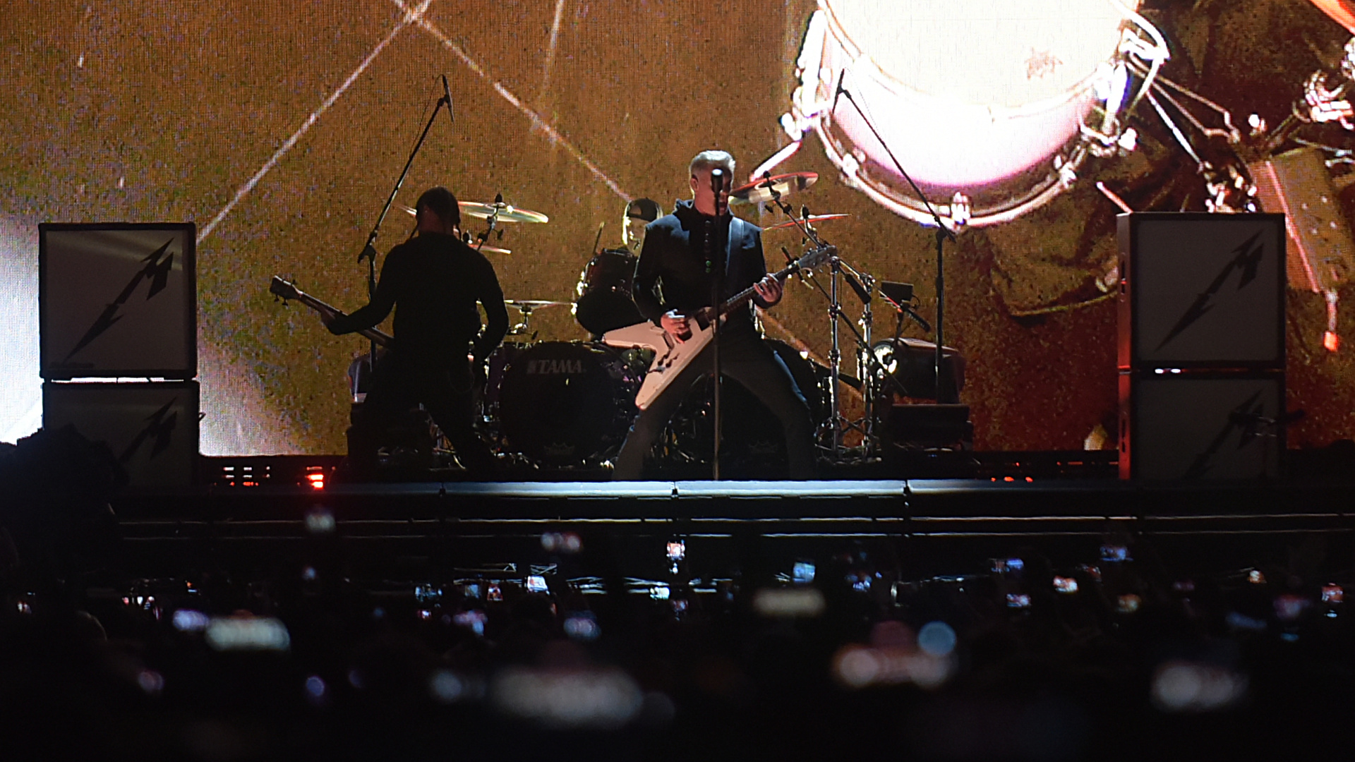 "One", "Sad but True", "Moth Into Flame" y "The Unforgiven" sonaron en el pico dramático del show de Metallica
