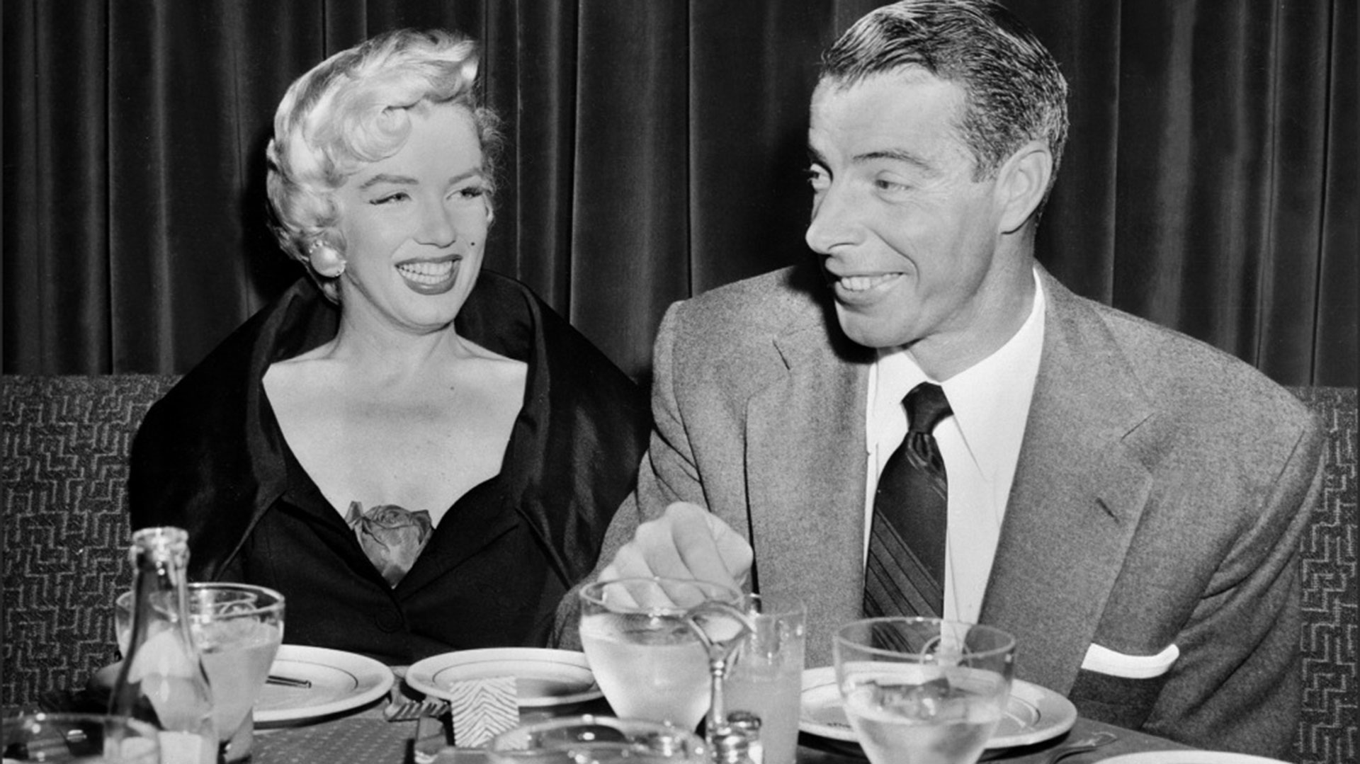 Marilyn junto a el beisbolista Joe DiMaggio en San Francisco, 1954. Se casaron el 14 de enero de ese año y se divorciaron 274 días después.  (AFP/AFP/Getty Images)