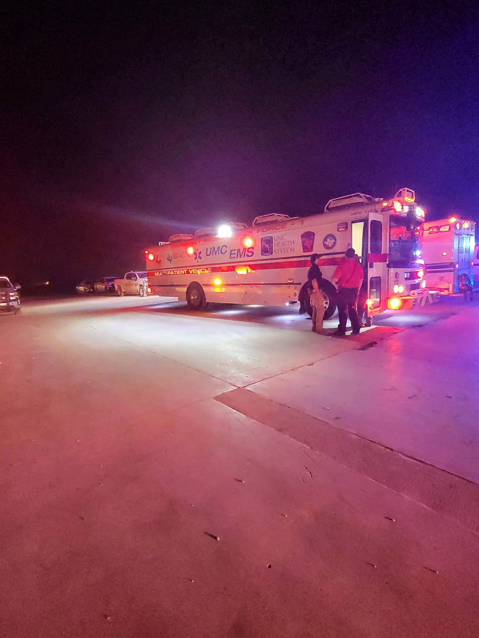 Los vehículos de emergencia se ven en Southfork Dairy Farms, luego de que una explosión y un incendio mataran a unas 18,000 vacas, cerca de Dimmitt, Texas, EE. UU. Castro/Noticias locales X/TMX/a través de REUTERS 
