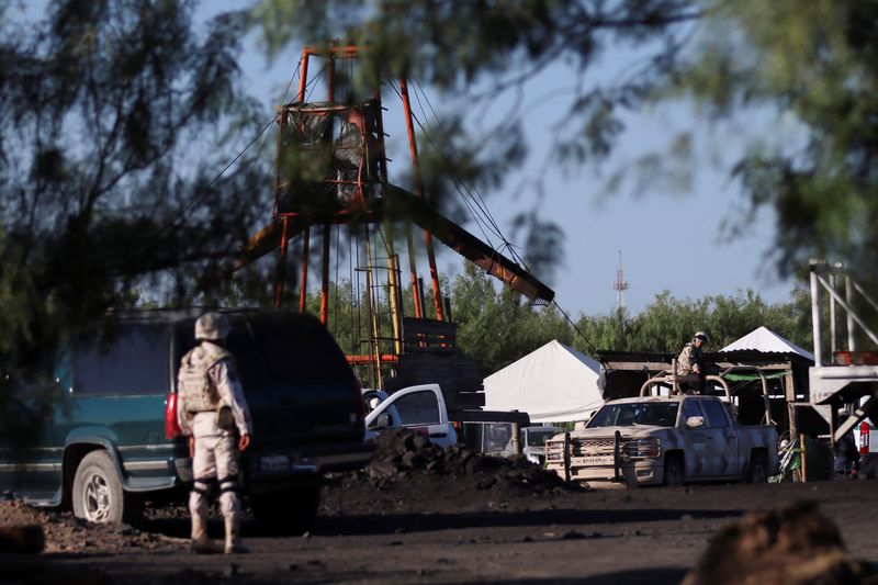 Imagen de archivo. Soldados vigilan las instalaciones de una mina de carbón que se derrumbó dejando a los mineros atrapados, en Sabinas, en el estado Coahuila, México. 3 de agosto de 2022. REUTERS/Antonio Ojeda SIN REVENTAS. SIN ARCHIVOS