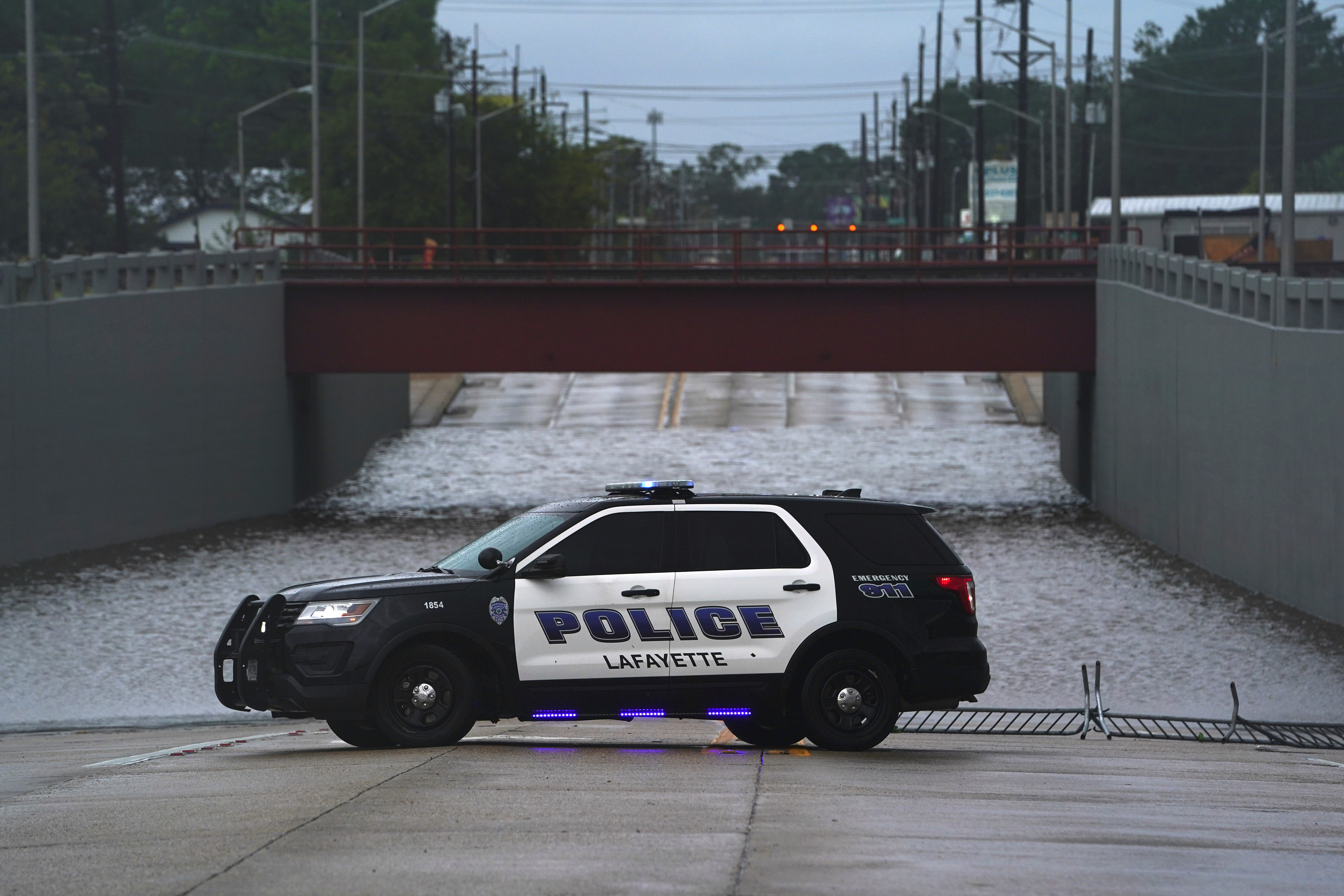 Un vehículo de la policía junto a un paso subterráneo inundado después de que el huracán Laura pasara por Lafayette, Luisiana, el 27 de agosto de 2020 (REUTERS/Elijah Nouvelage)