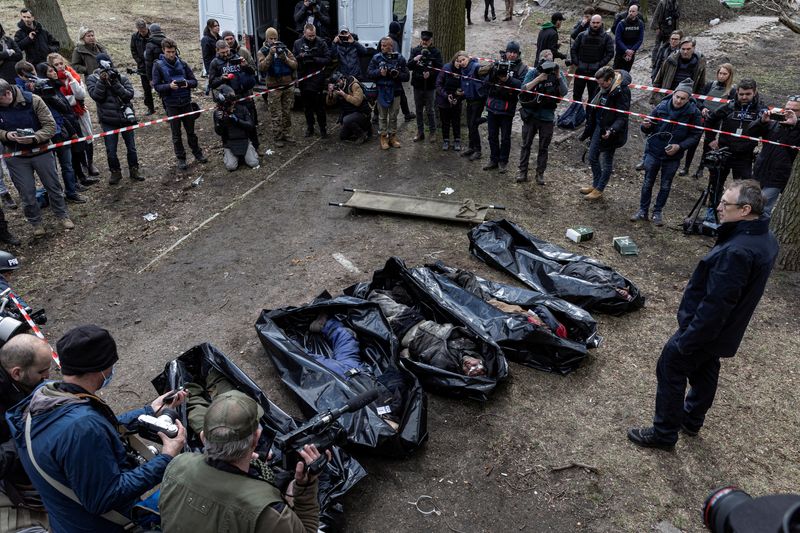 Cadáveres de cinco hombres, mientras continúa la invasión rusa de Ucrania, en la ciudad de Bucha, en las afueras de Kiev, Ucrania. 4 de abril de 2022. REUTERS/Marko Djurica