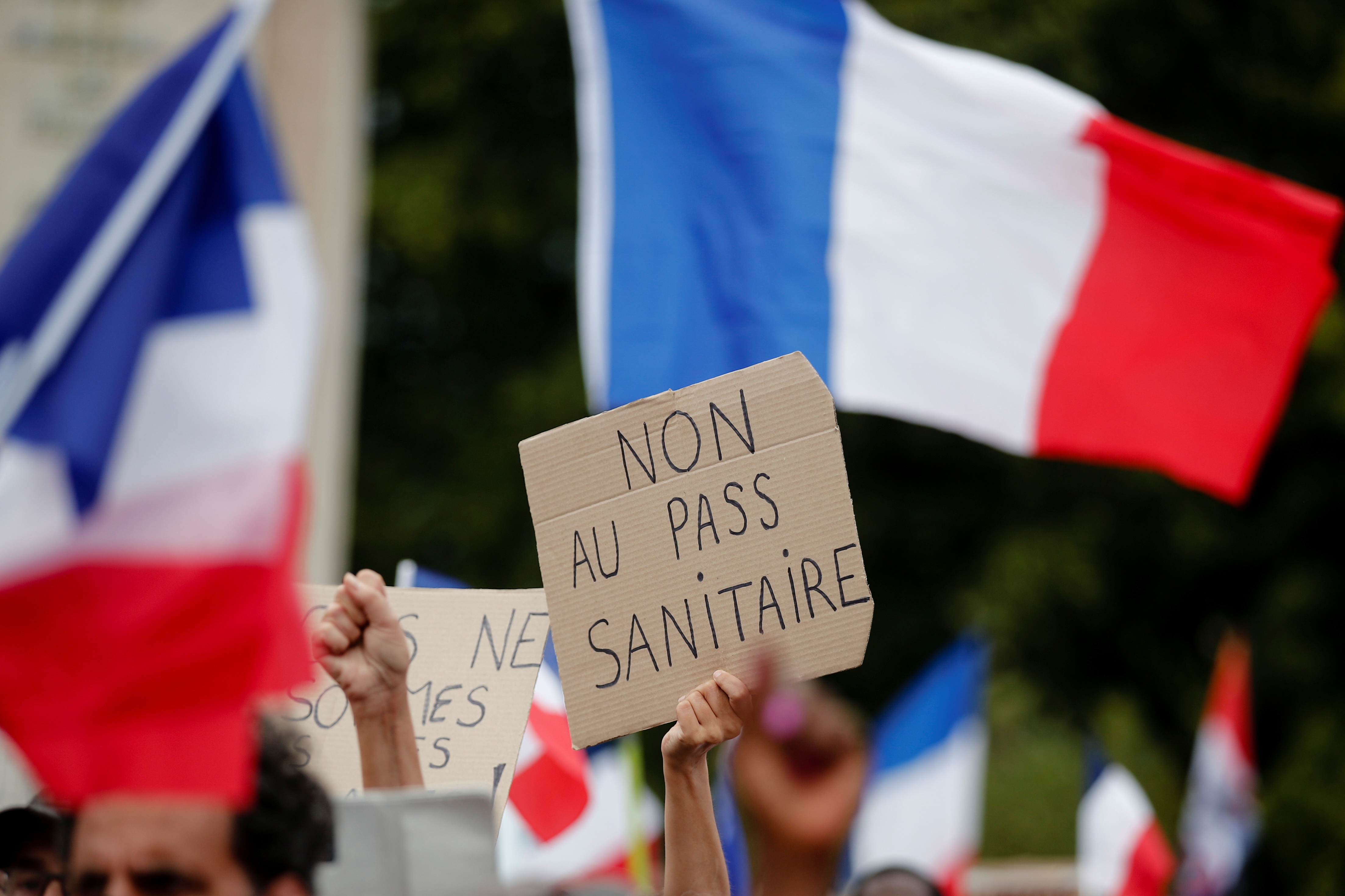"No al pasaporte sanitario"
REUTERS/Benoit Tessier