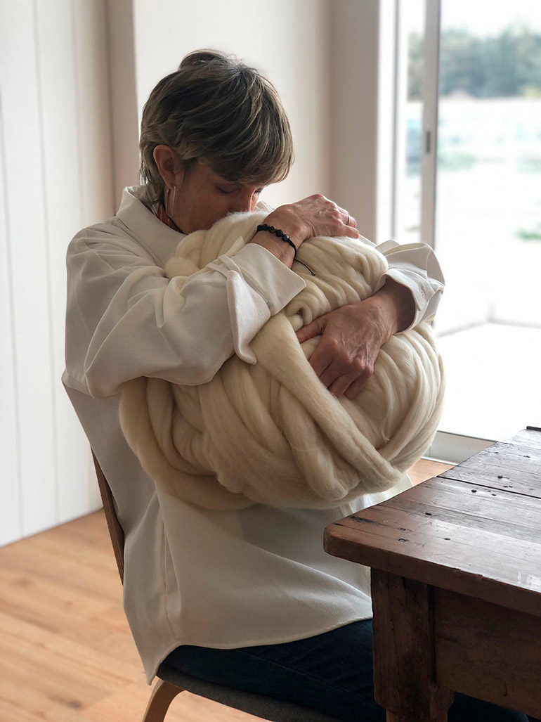 La técnica del tejido es utilizando solo las manos y los brazos, antes se hace una meditación guiada que tiene el objetivo se activar las energías sensoriales (Ignacio Naon)