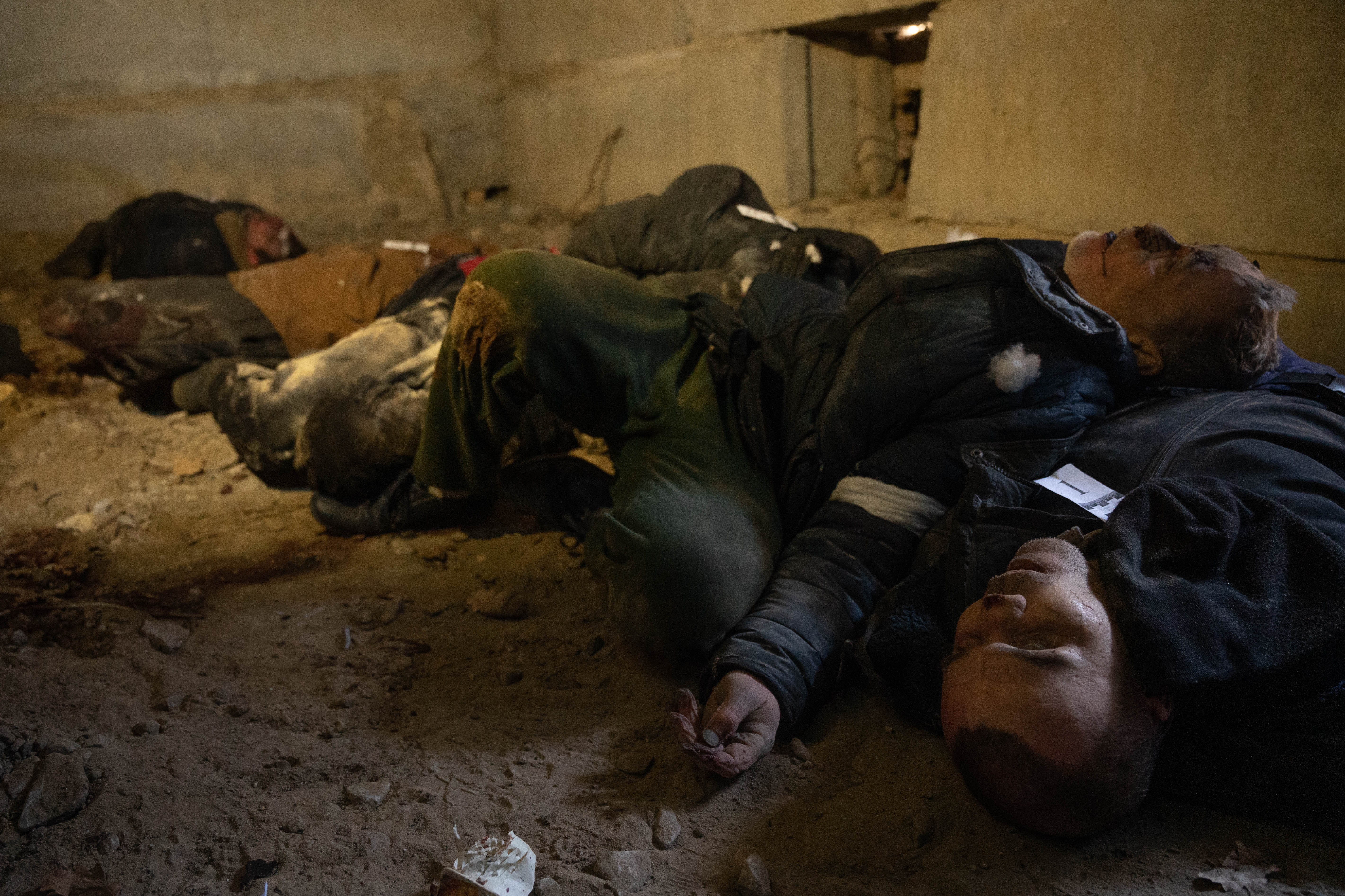 Tres de los cadáveres estaban apilados entre sí, mientras que otros dos estaban unos metros más alejados. Fue el macabro hallazgo de las fuerzas ucranianas en un sótano en Bucha (Franco Fafasuli - Infobae)