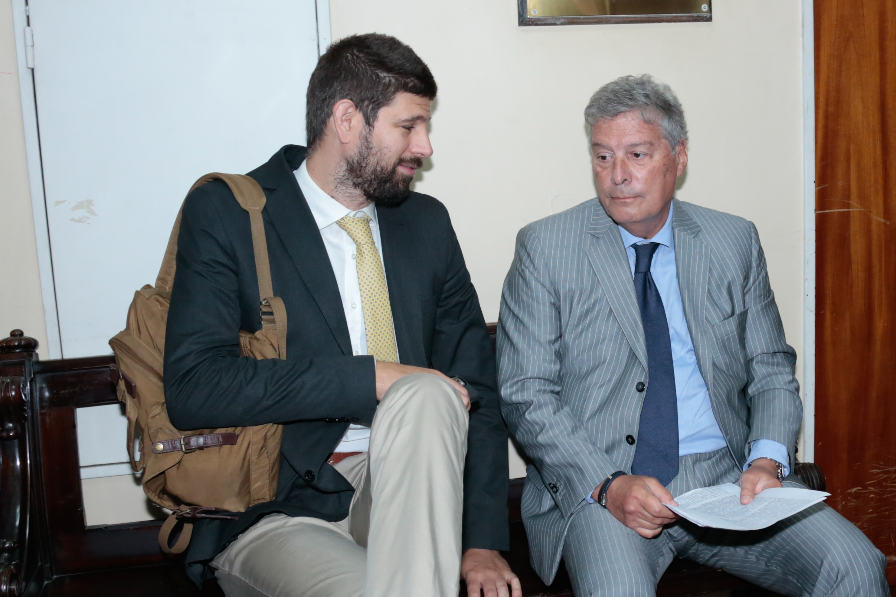 Los abogados de Cristina Kirchner Marcos Aldazabal y José Ubeira en Comodoro Py (Luciano González)