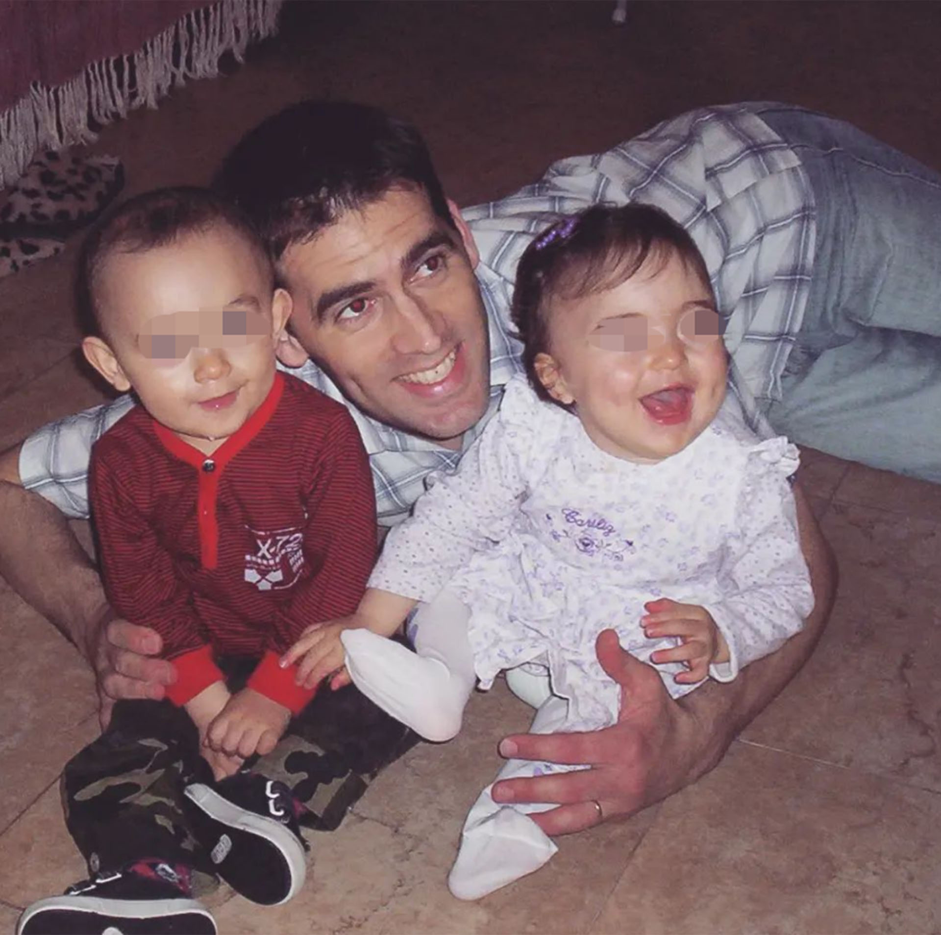 Sebastián Domenech con Carolina y Maximiliano, cuando eran bebés