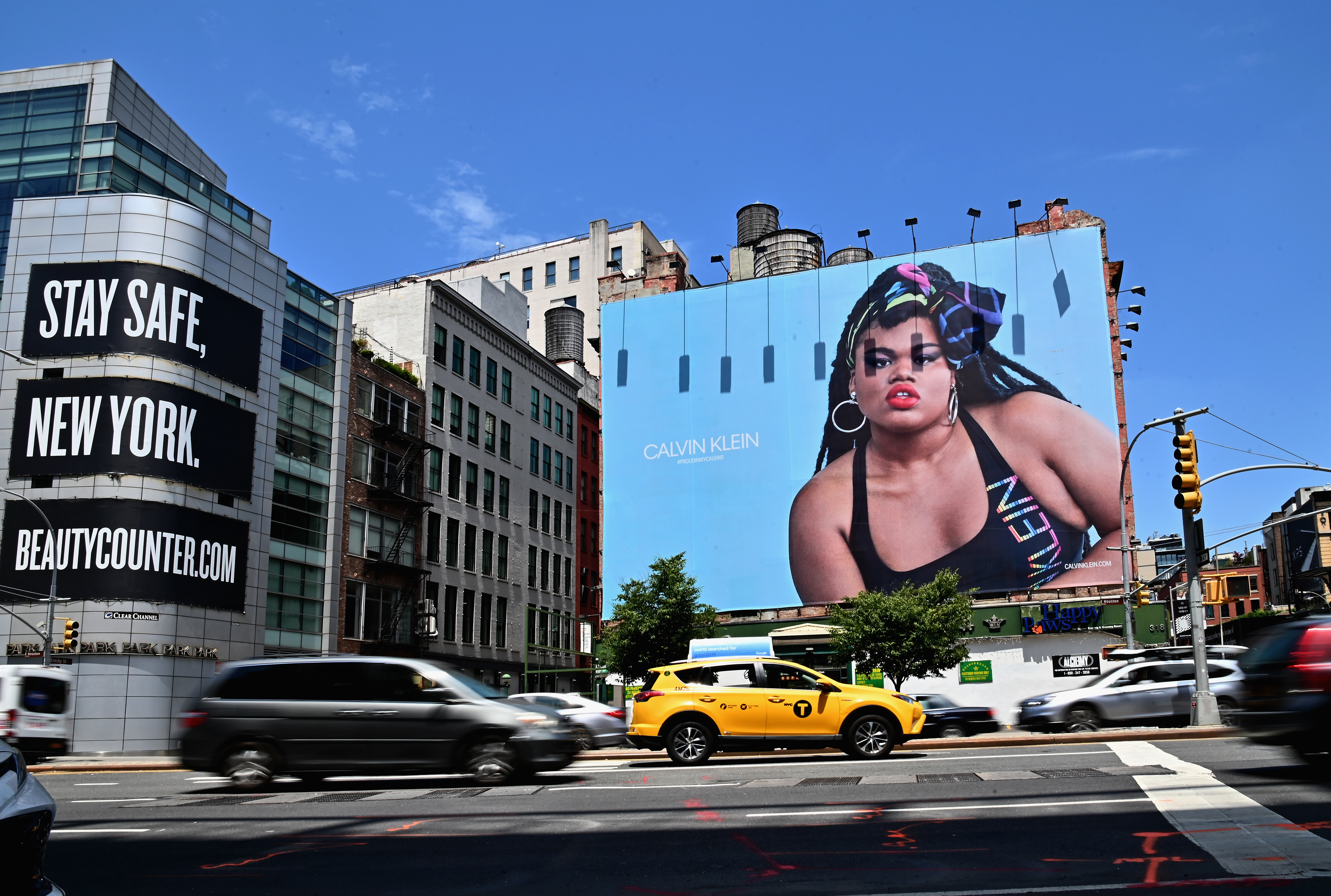 Las marcas más tradicionales también se actualizan: la modelo y activista negra trans Jari Jones en una publicidad de Calvin Klein en Nueva York (Cortesía Angela Weiss / AFP)