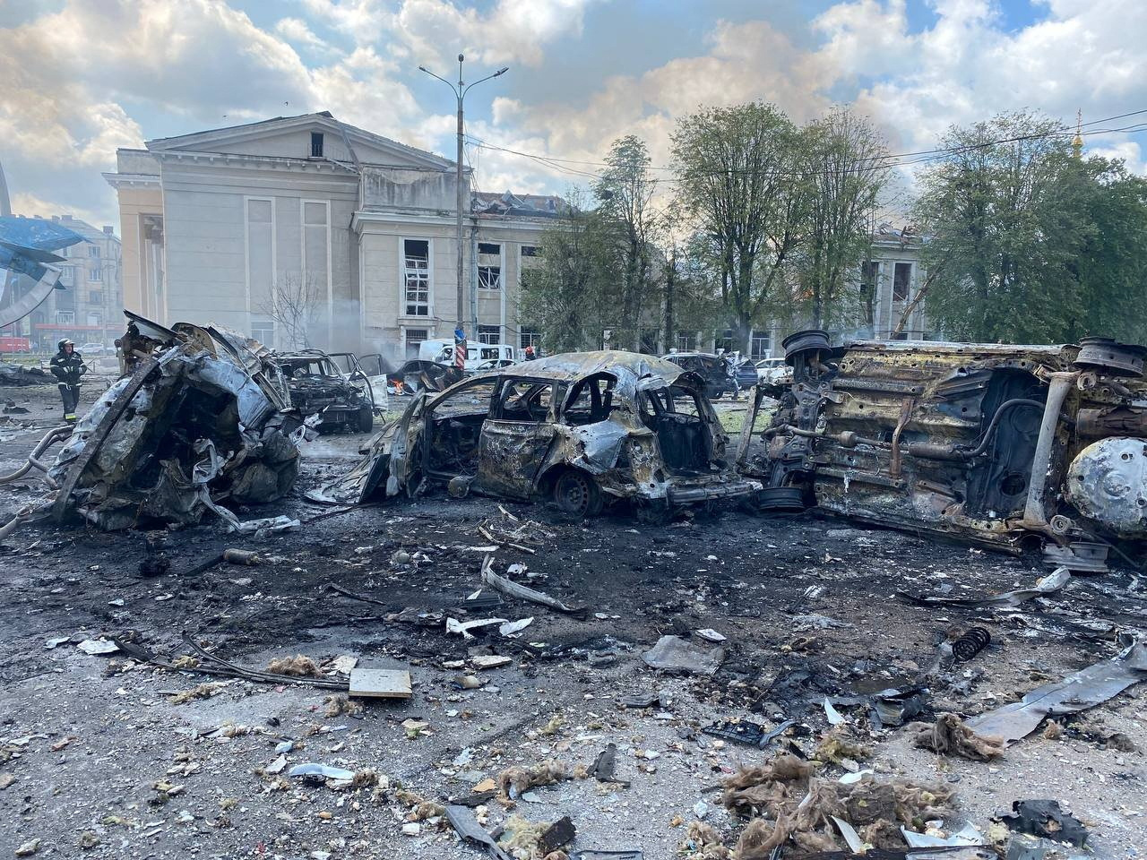 Vehículos destruidos tras el ataque en Vinnytsia (Reuters)