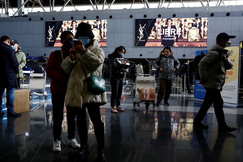 Viajeros junto a su equipaje en el Aeropuerto Internacional de Beijing-Capital, en medio del brote de la enfermedad por coronavirus (COVID-19) en Beijing China, el 27 de diciembre de 2022. REUTERS/Tingshu Wang