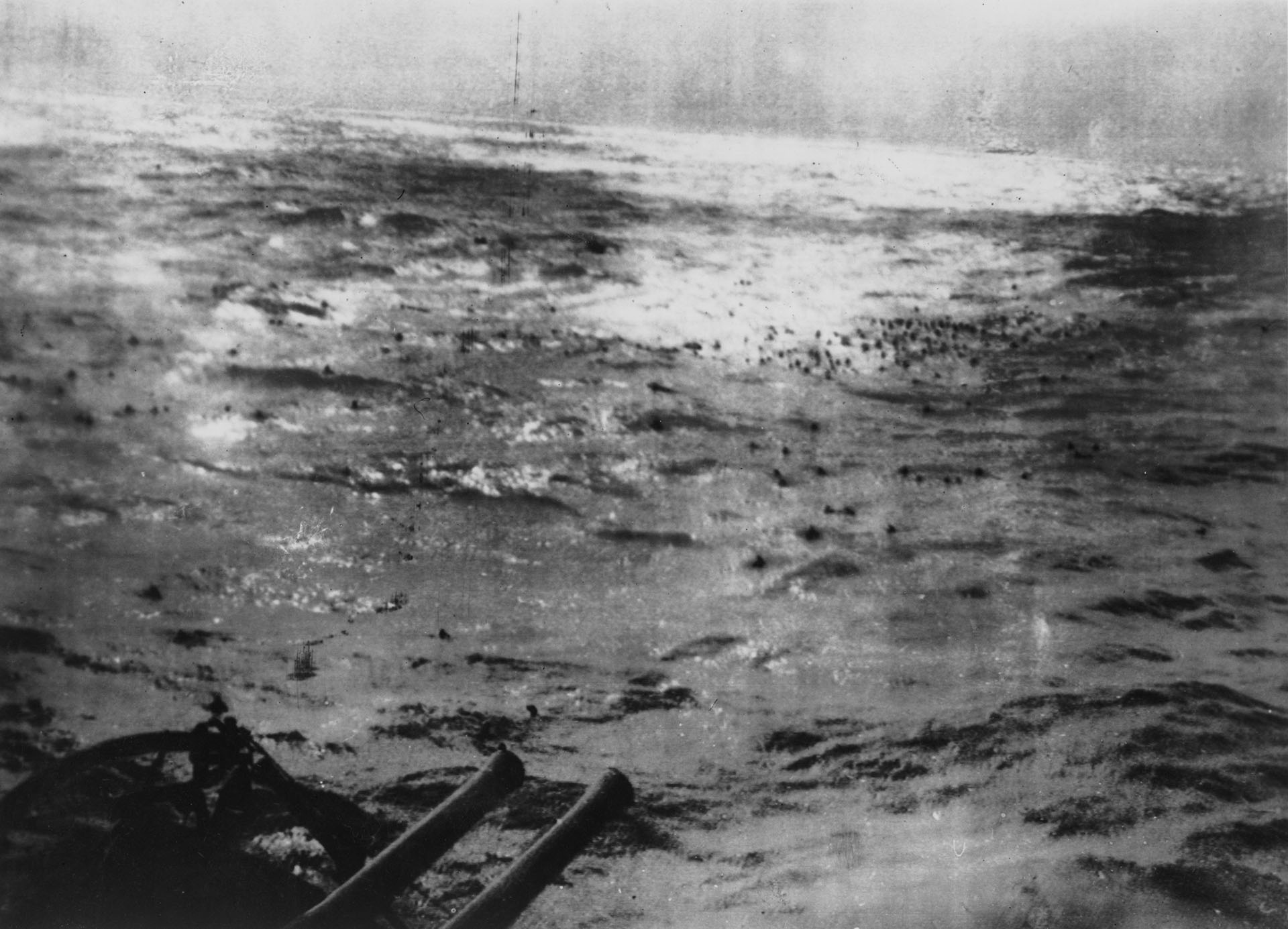 Los marineros del acorazado alemán Bismarck nadan hacia los barcos británicos, después de que su nave fuera atacada y hundida en el Atlántico Norte, el 27 de mayo de 1941. De una dotación de 2221 hombres, sobrevivieron solamente 114 (Keystone/Hulton Archive/Getty Images)
