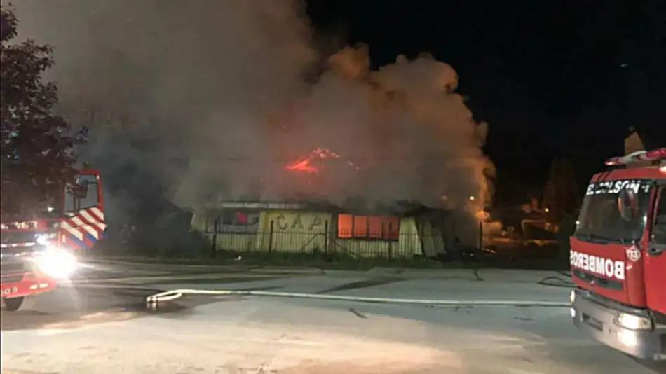 Uno de los incendios que el gobierno rionegrino le atribuyó a la RAM fue el incendio del Club Andino Piltriquitrón, en el centro de El Bolsón. Por el caso hay una investigación en curso en el Juzgado Federal de Bariloche