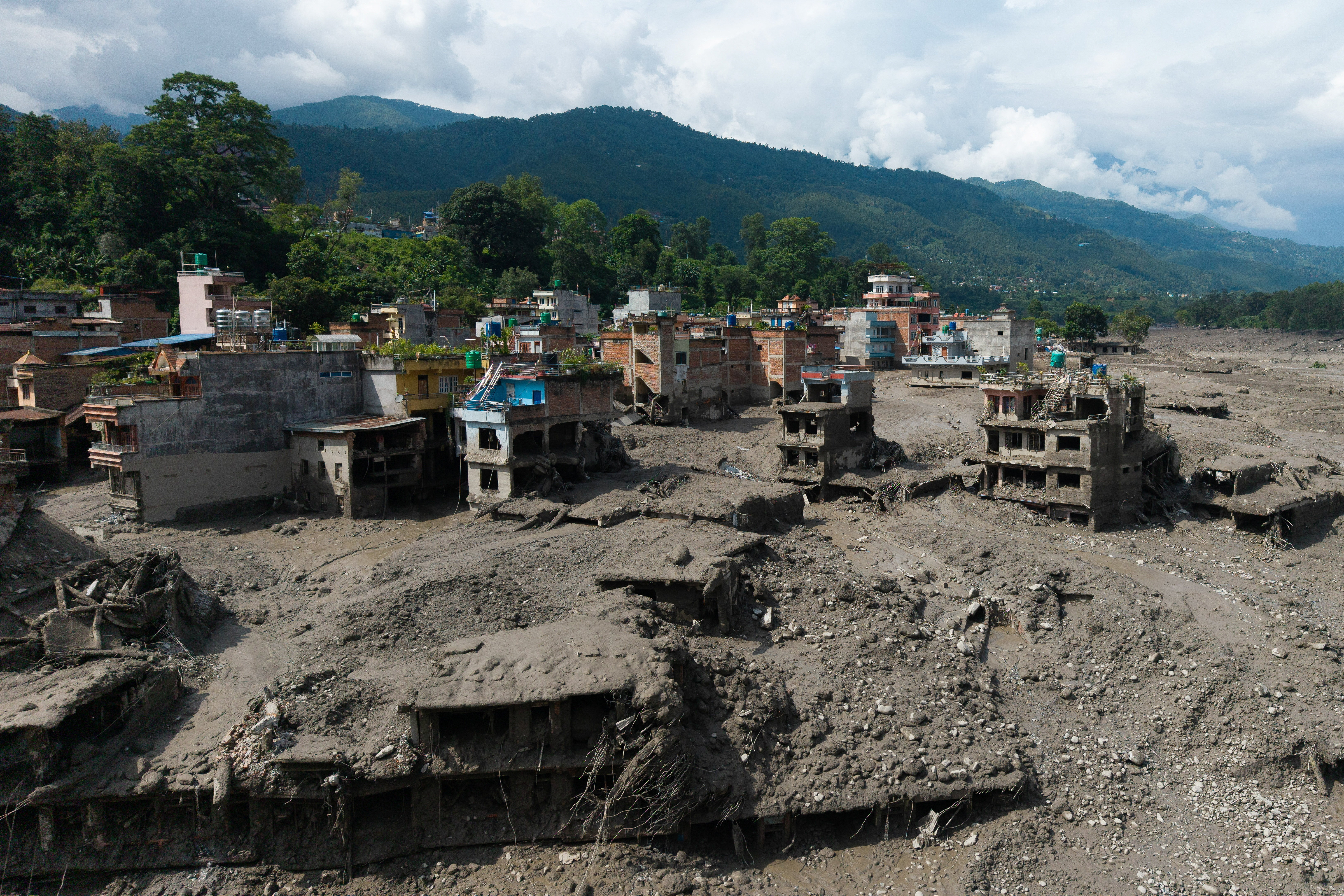 Tragedia en la frontera de Nepal con China: subió a 160 el número de muertos y hay más de 700 desaparecidos