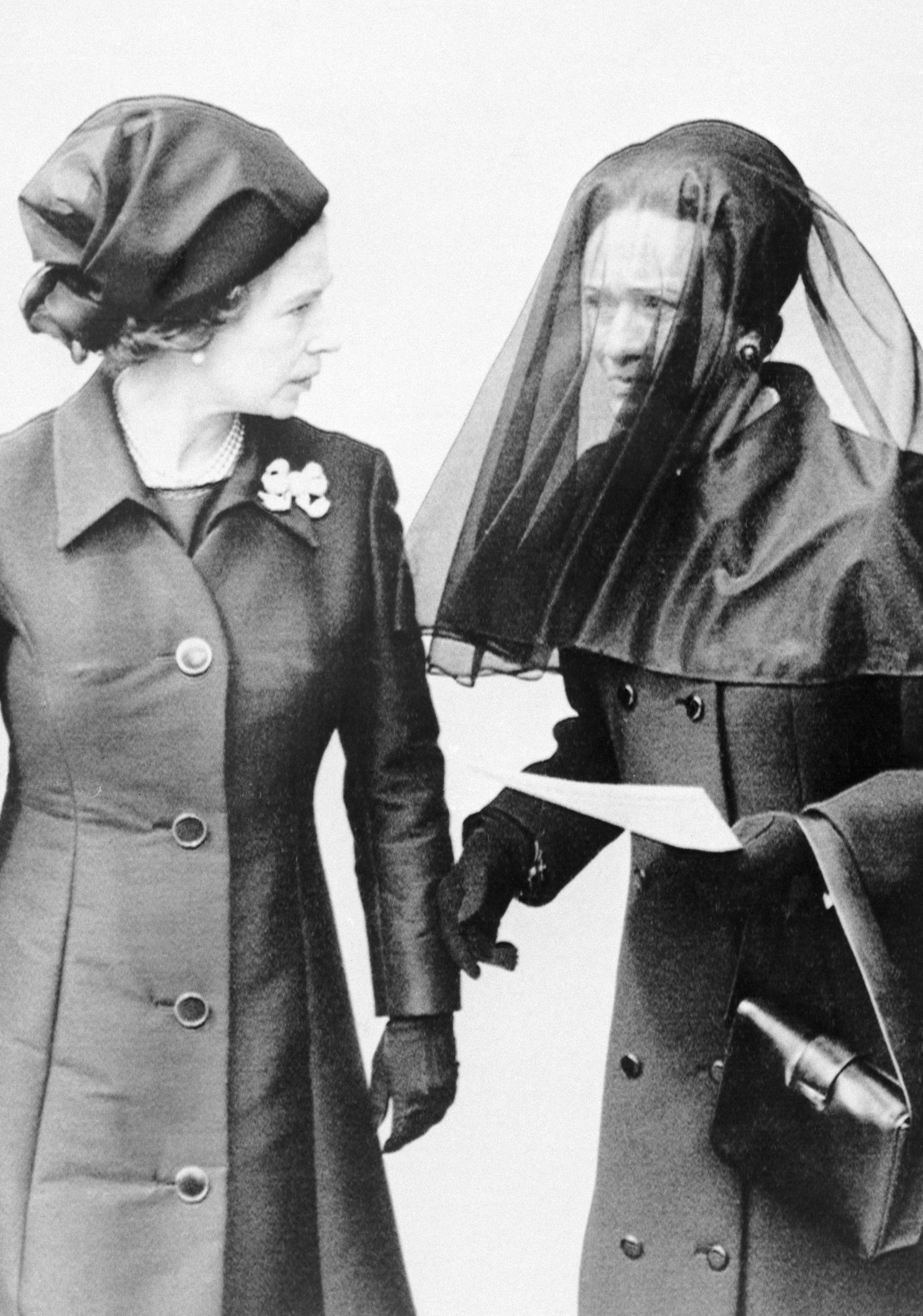 La antipatía entre la reina Isabel y Wallis Simpson fue evidente durante todo el discreto funeral
