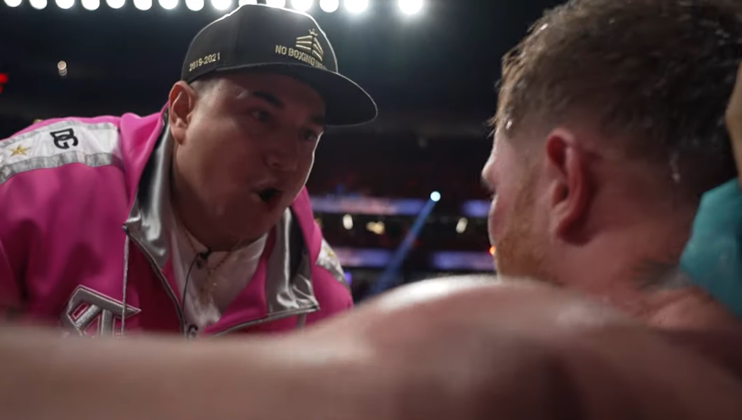 Eddy Reynoso scolded Canelo during the fight against Bivol (Photo: YouTube/ Matchroom Boxing)